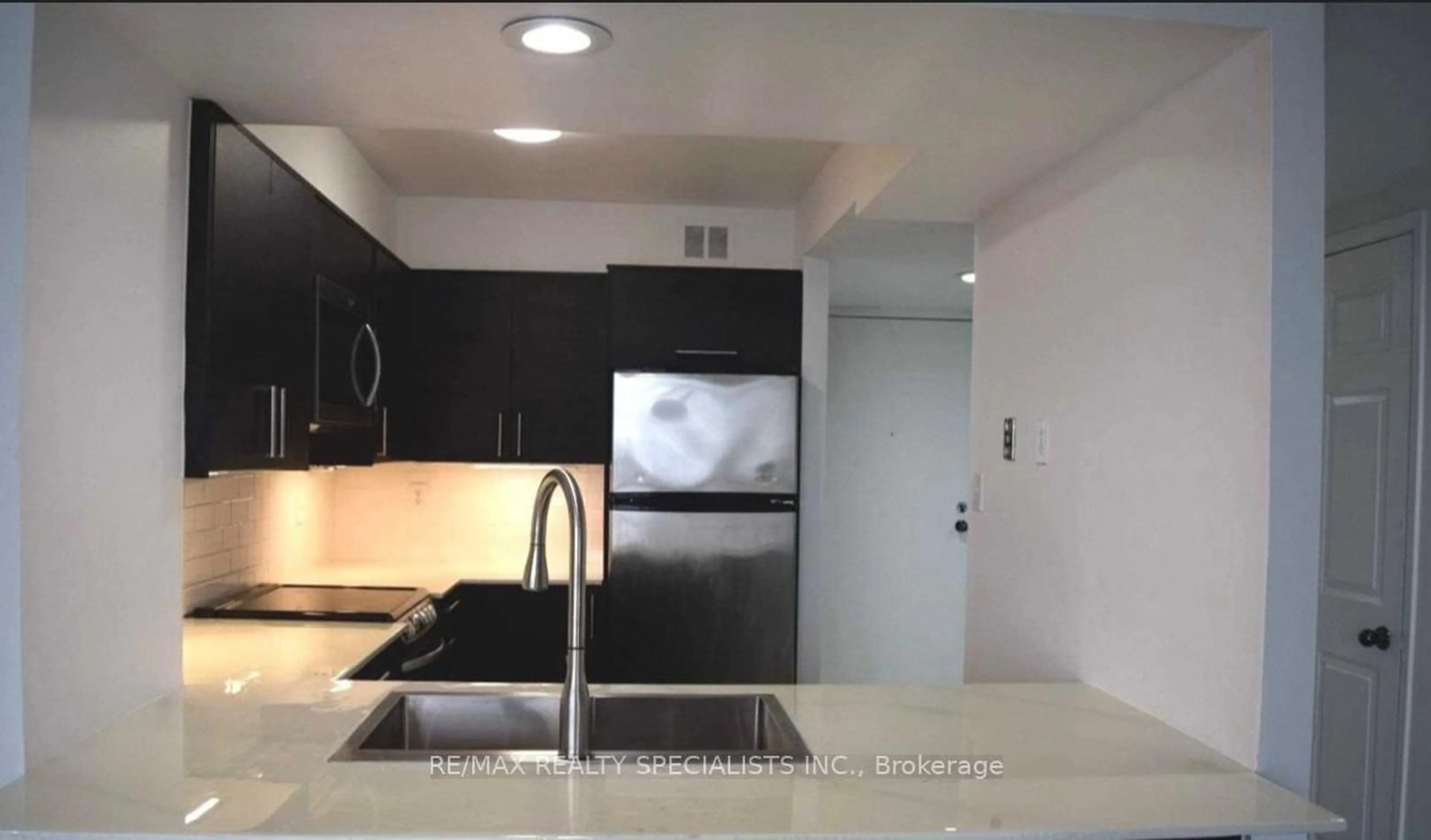Standard kitchen, unknown for 50 Eglinton Ave #605, Mississauga Ontario L5R 3P4