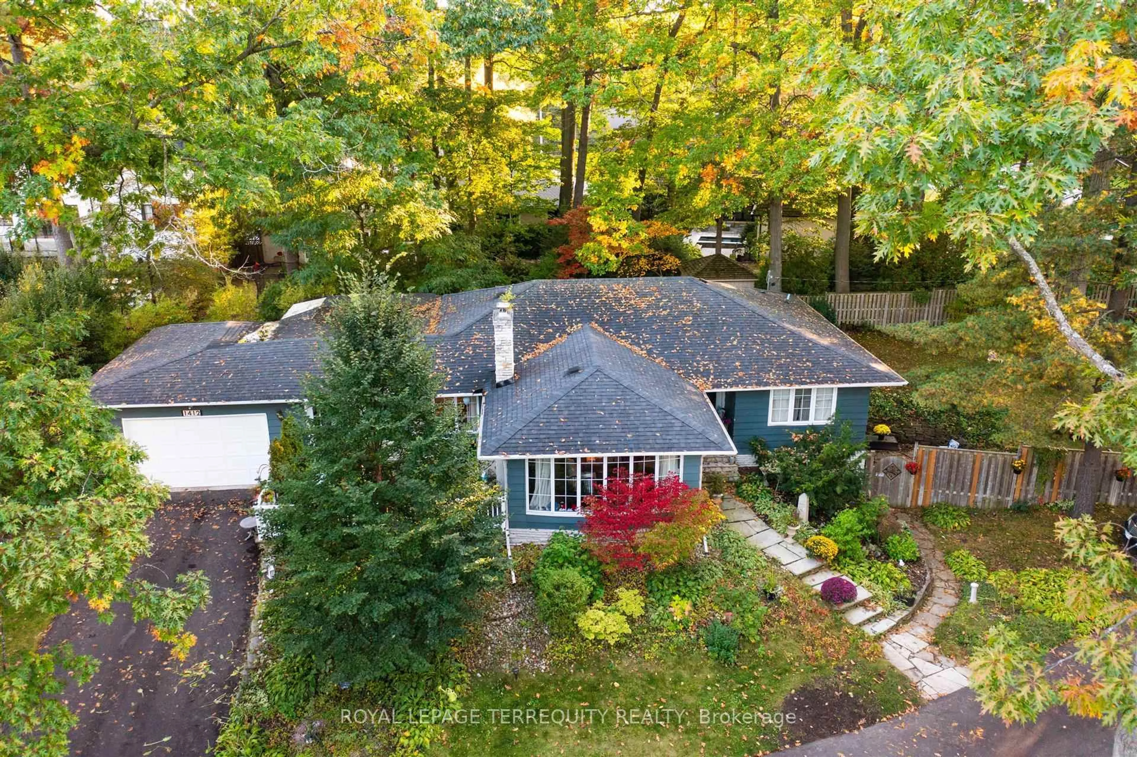 A pic from outside/outdoor area/front of a property/back of a property/a pic from drone, unknown for 1412 Glenwood Dr, Mississauga Ontario L5G 2X1