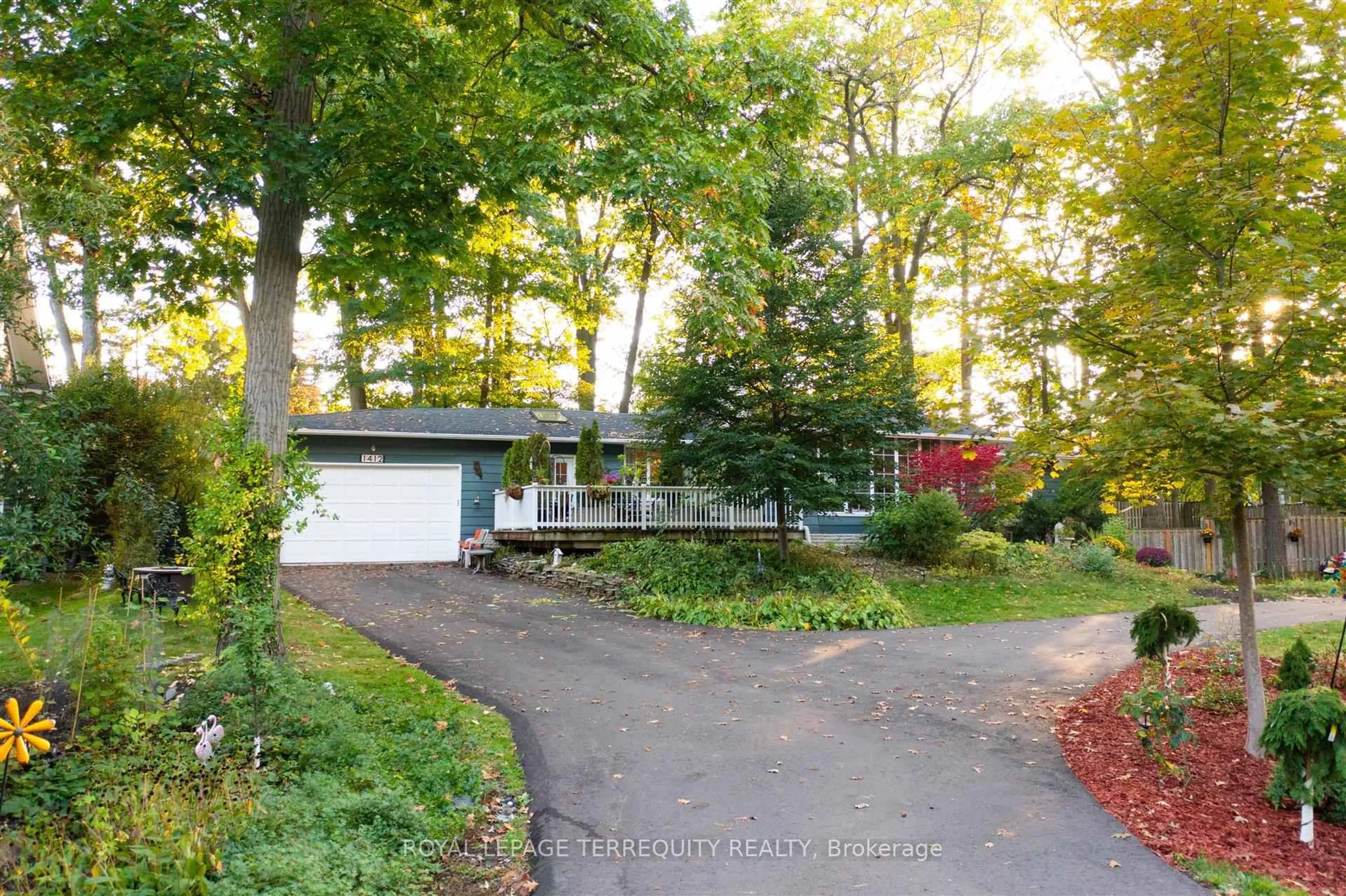 A pic from outside/outdoor area/front of a property/back of a property/a pic from drone, forest/trees view for 1412 Glenwood Dr, Mississauga Ontario L5G 2X1