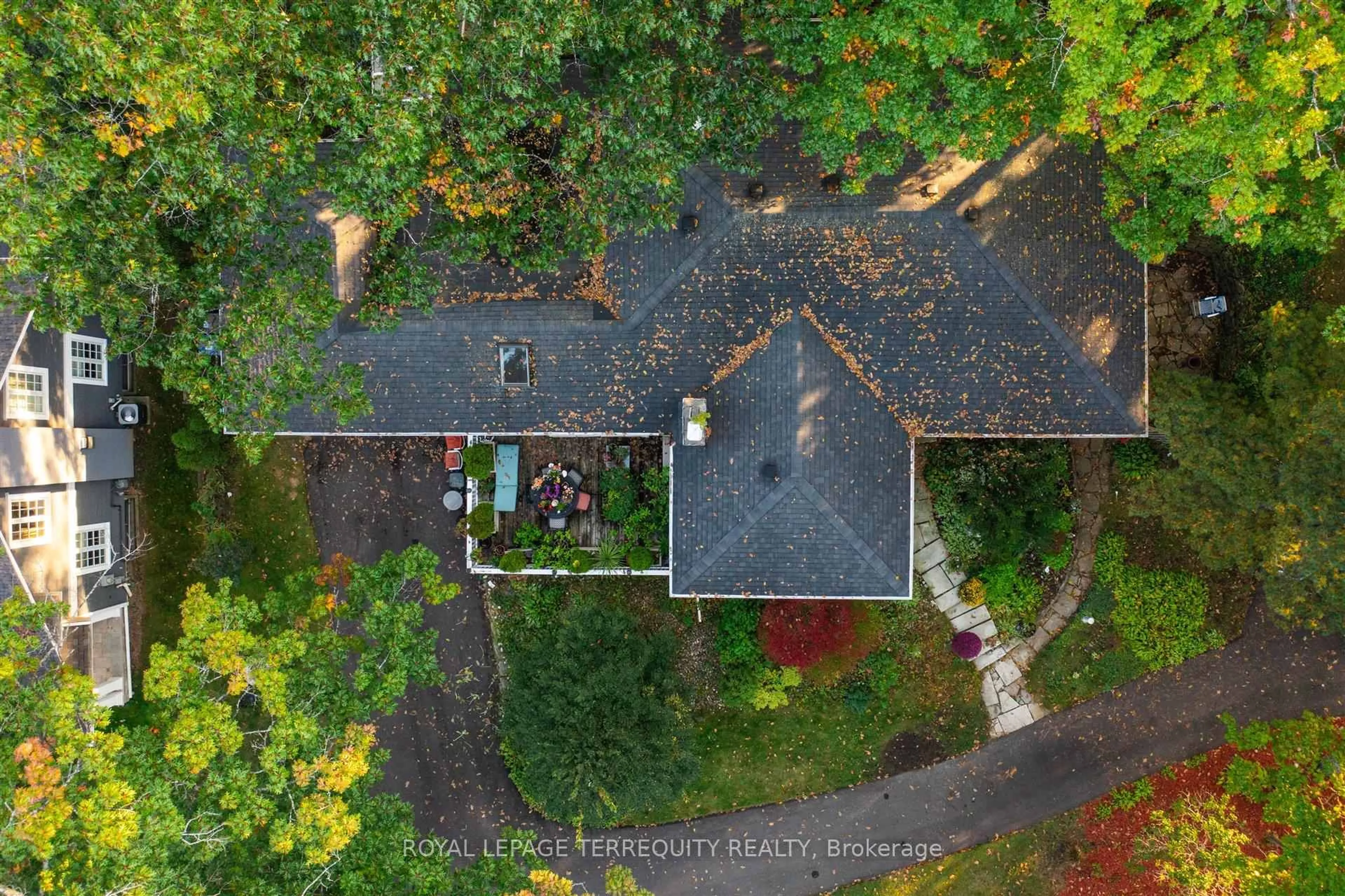 A pic from outside/outdoor area/front of a property/back of a property/a pic from drone, forest/trees view for 1412 Glenwood Dr, Mississauga Ontario L5G 2X1