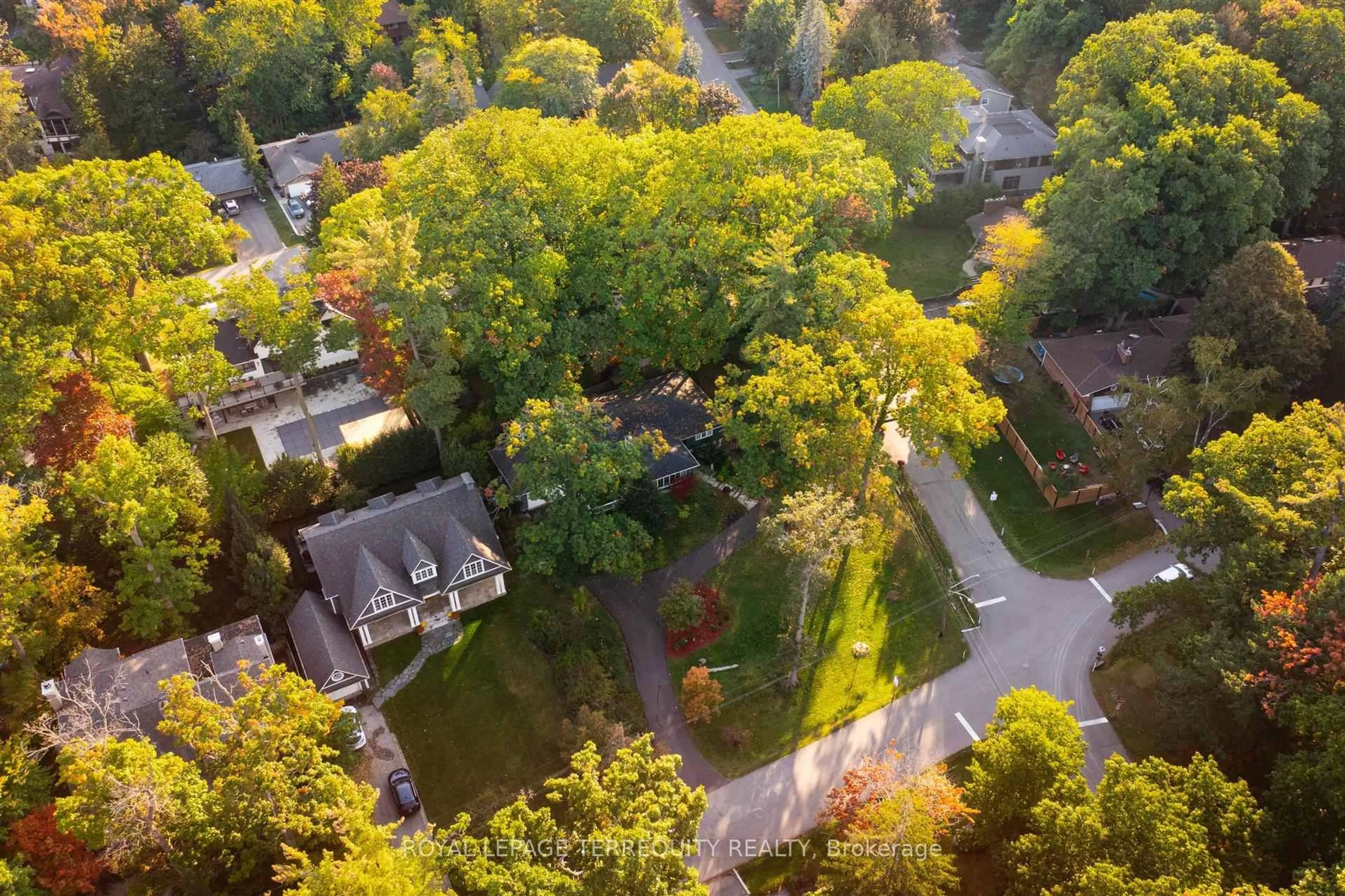 A pic from outside/outdoor area/front of a property/back of a property/a pic from drone, forest/trees view for 1412 Glenwood Dr, Mississauga Ontario L5G 2X1