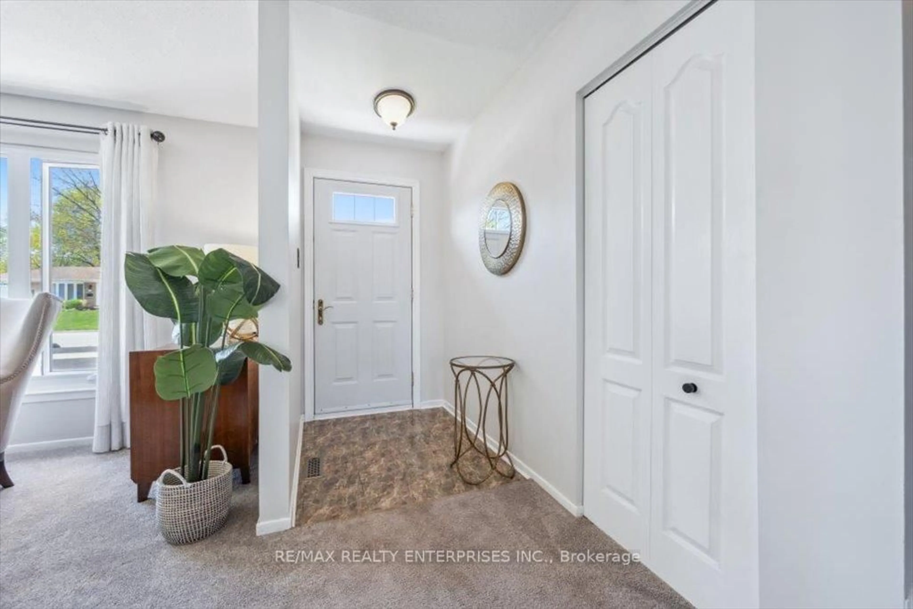 Indoor entryway for 413 Yale Cres, Oakville Ontario L6L 3L7