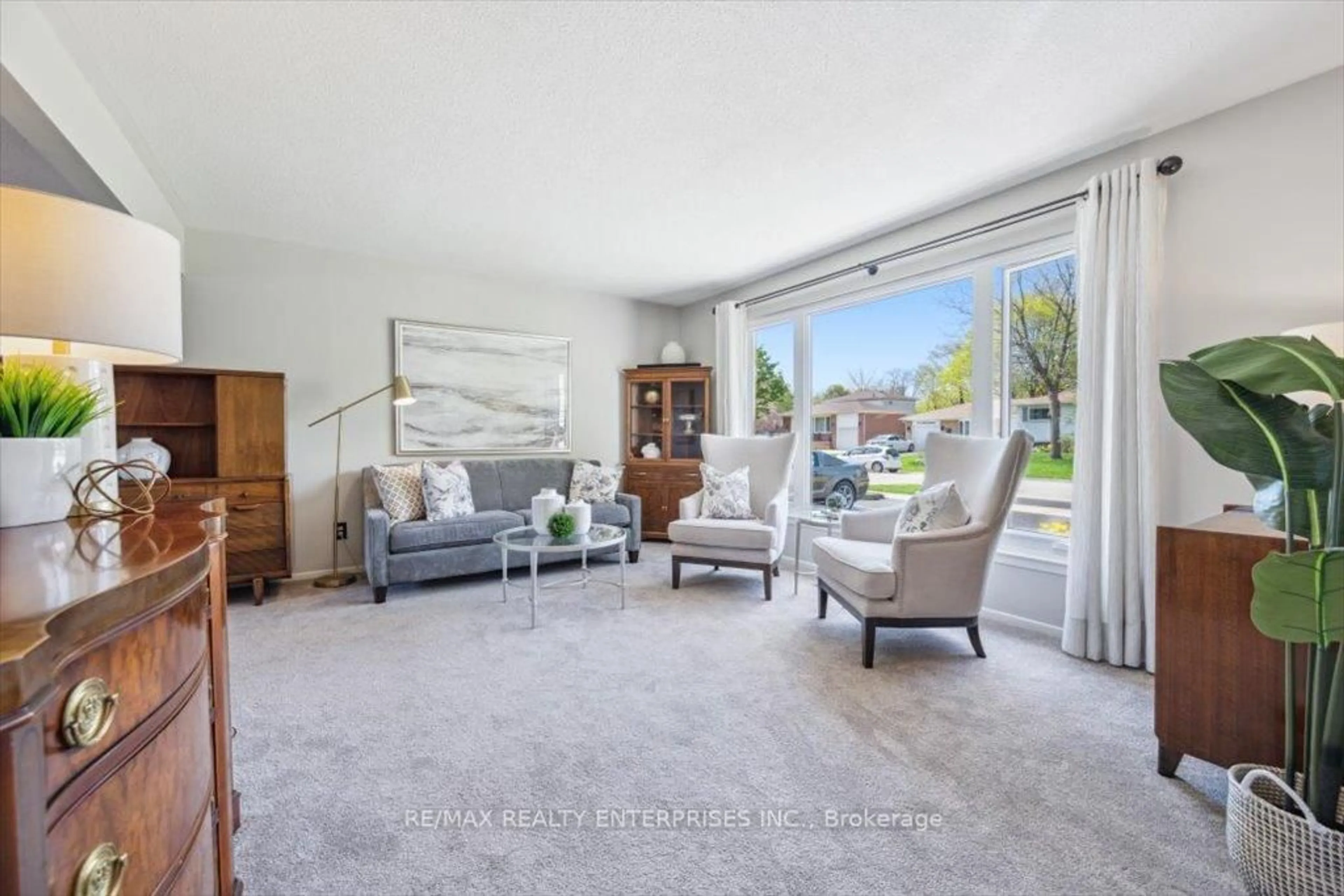 Living room with furniture, unknown for 413 Yale Cres, Oakville Ontario L6L 3L7