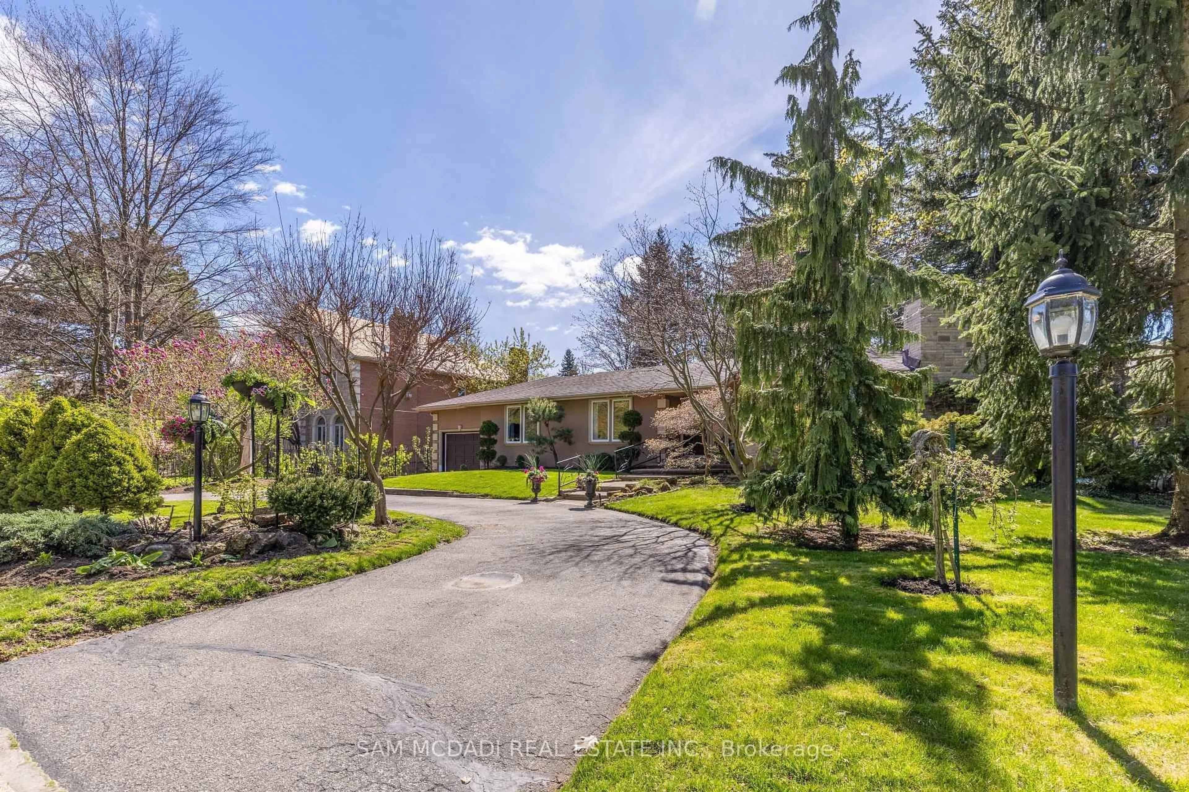 A pic from outside/outdoor area/front of a property/back of a property/a pic from drone, street for 2196 Mississauga Rd, Mississauga Ontario L5H 2K9