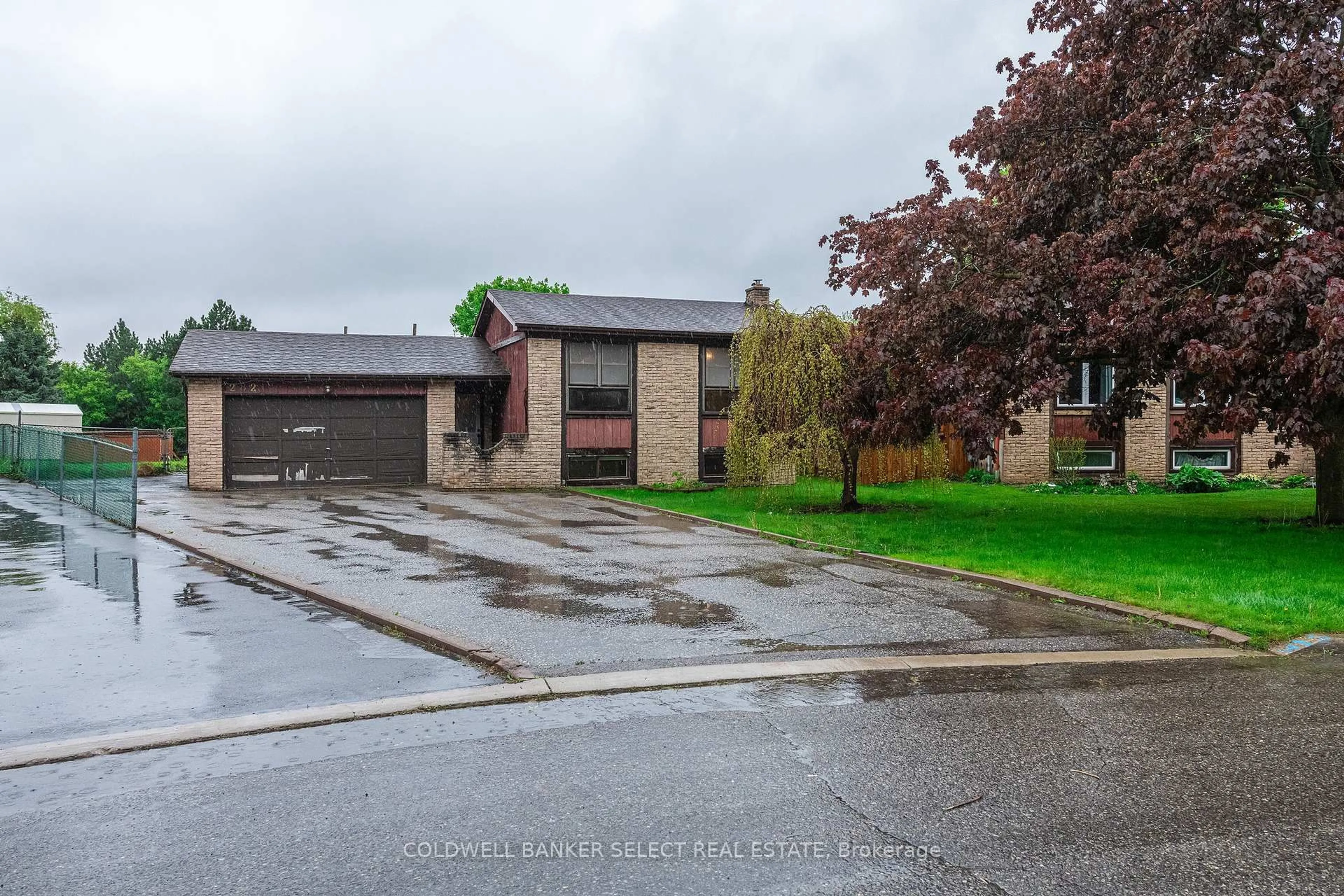 A pic from outside/outdoor area/front of a property/back of a property/a pic from drone, street for 282 Whitehead Cres, Caledon Ontario L7E 3Y2