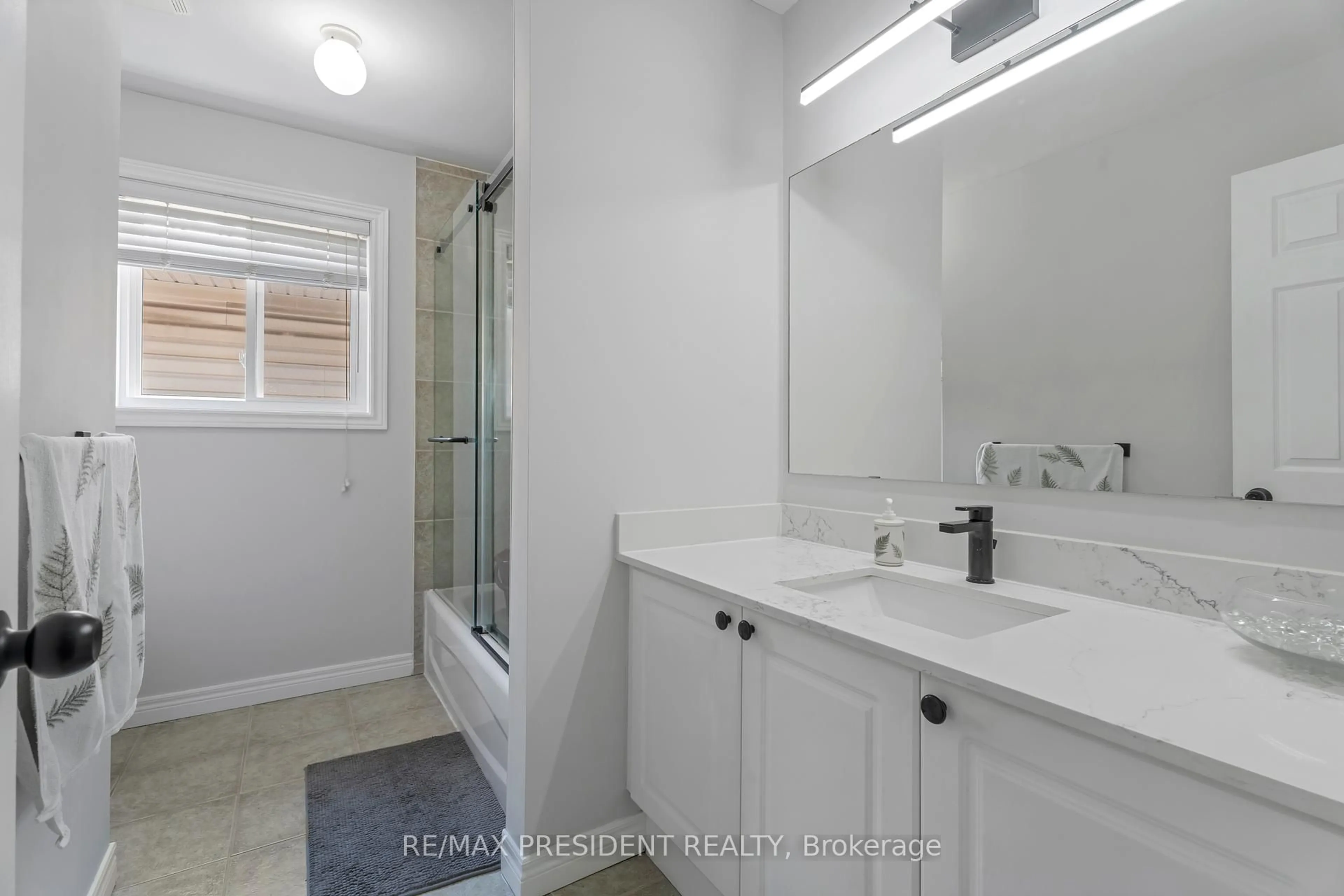 Standard bathroom, ceramic/tile floor for 5209 Danielle Dr, Burlington Ontario L7L 7L1