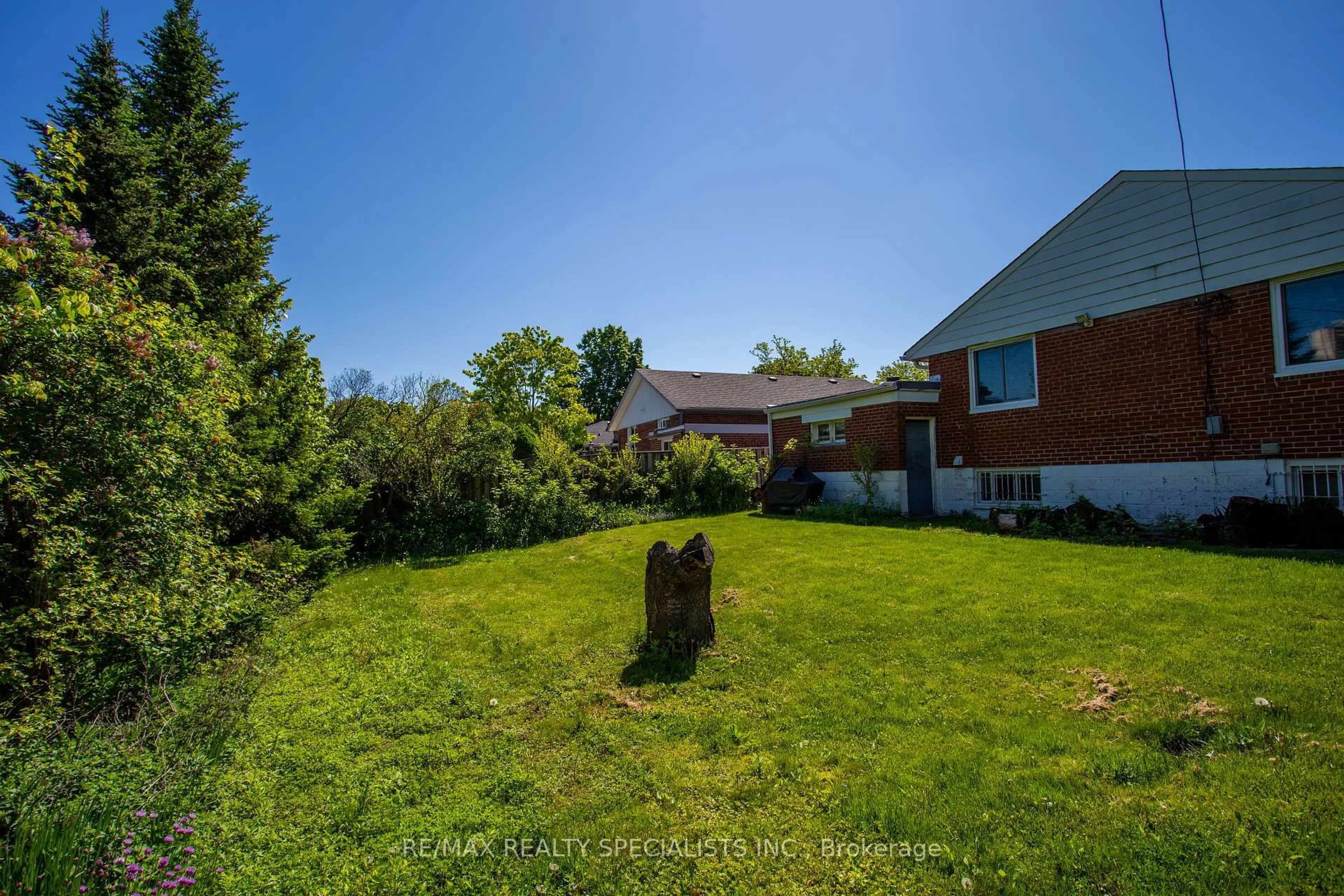 A pic from outside/outdoor area/front of a property/back of a property/a pic from drone, unknown for 42 NUGENT Rd, Toronto Ontario M9R 1N3