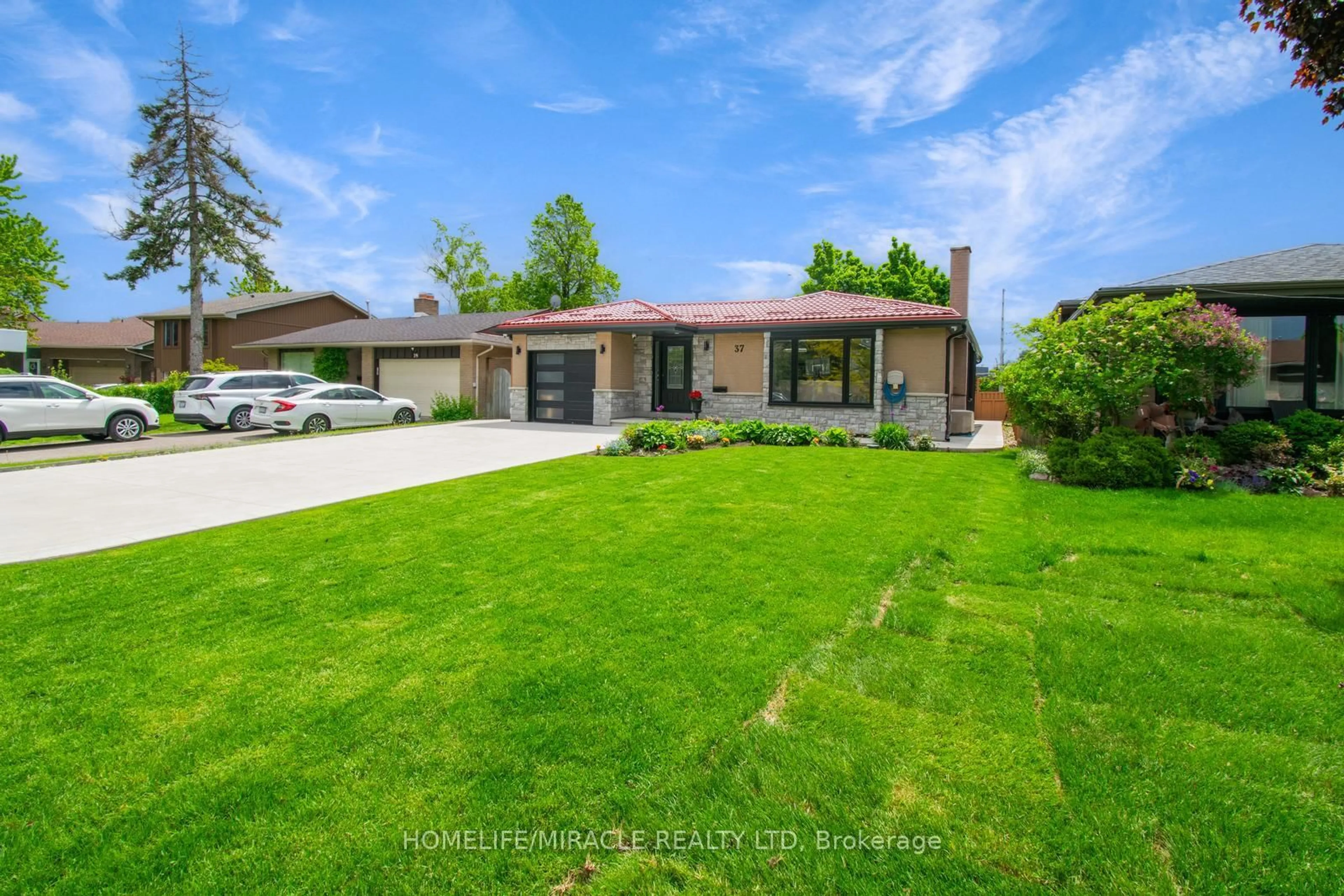 A pic from outside/outdoor area/front of a property/back of a property/a pic from drone, street for 37 Glenora Cres, Brampton Ontario L6S 1E1
