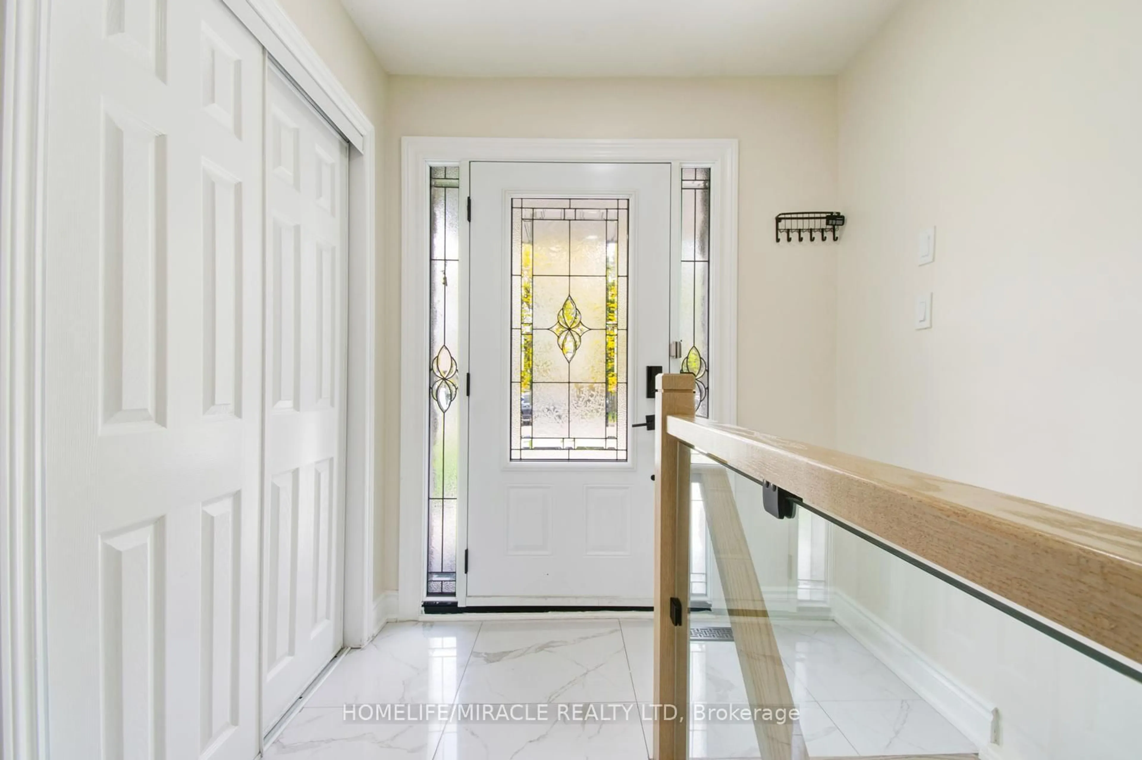 Indoor entryway for 37 Glenora Cres, Brampton Ontario L6S 1E1