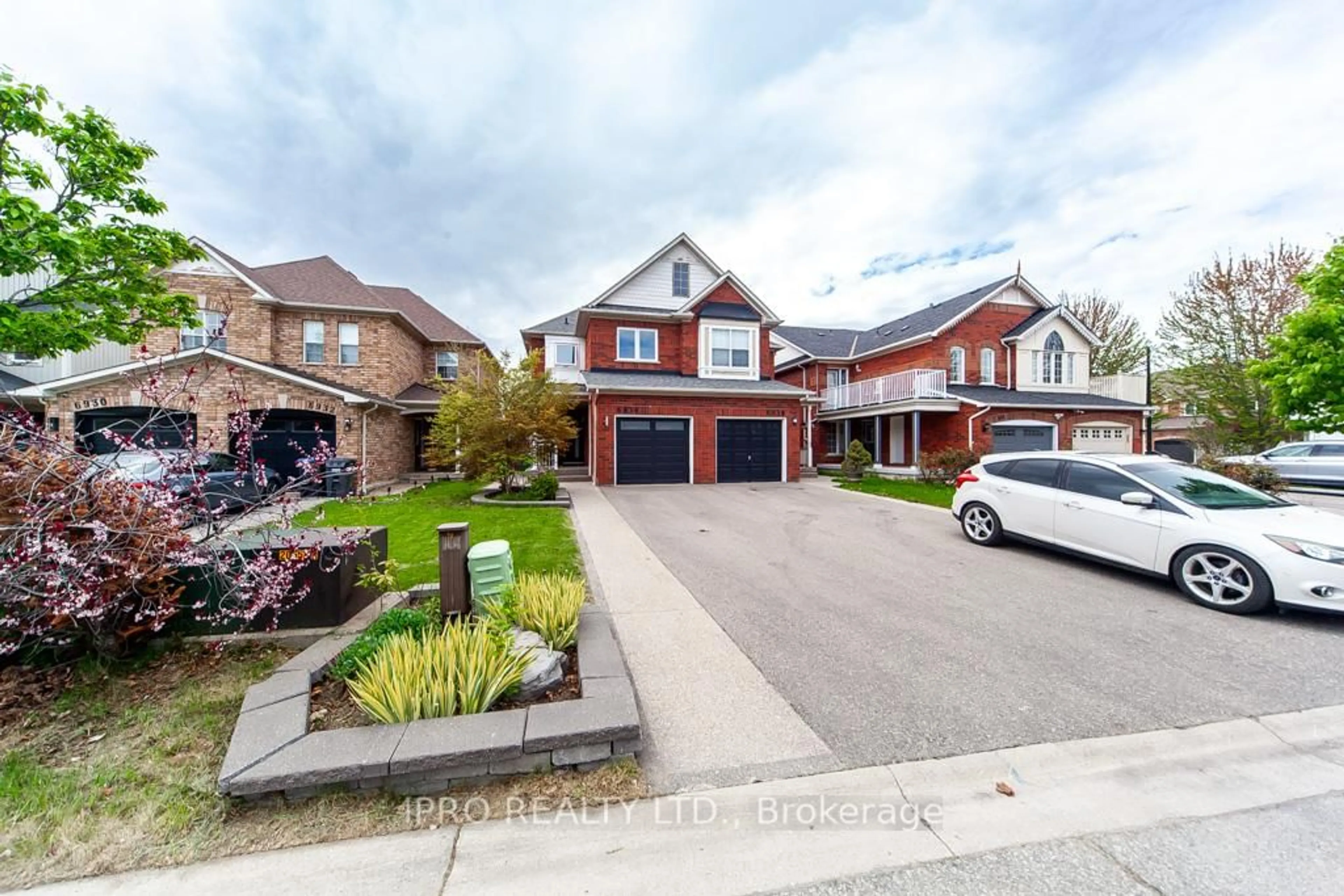 A pic from outside/outdoor area/front of a property/back of a property/a pic from drone, street for 6936 Buttle Station Pl, Mississauga Ontario L5W 1B8