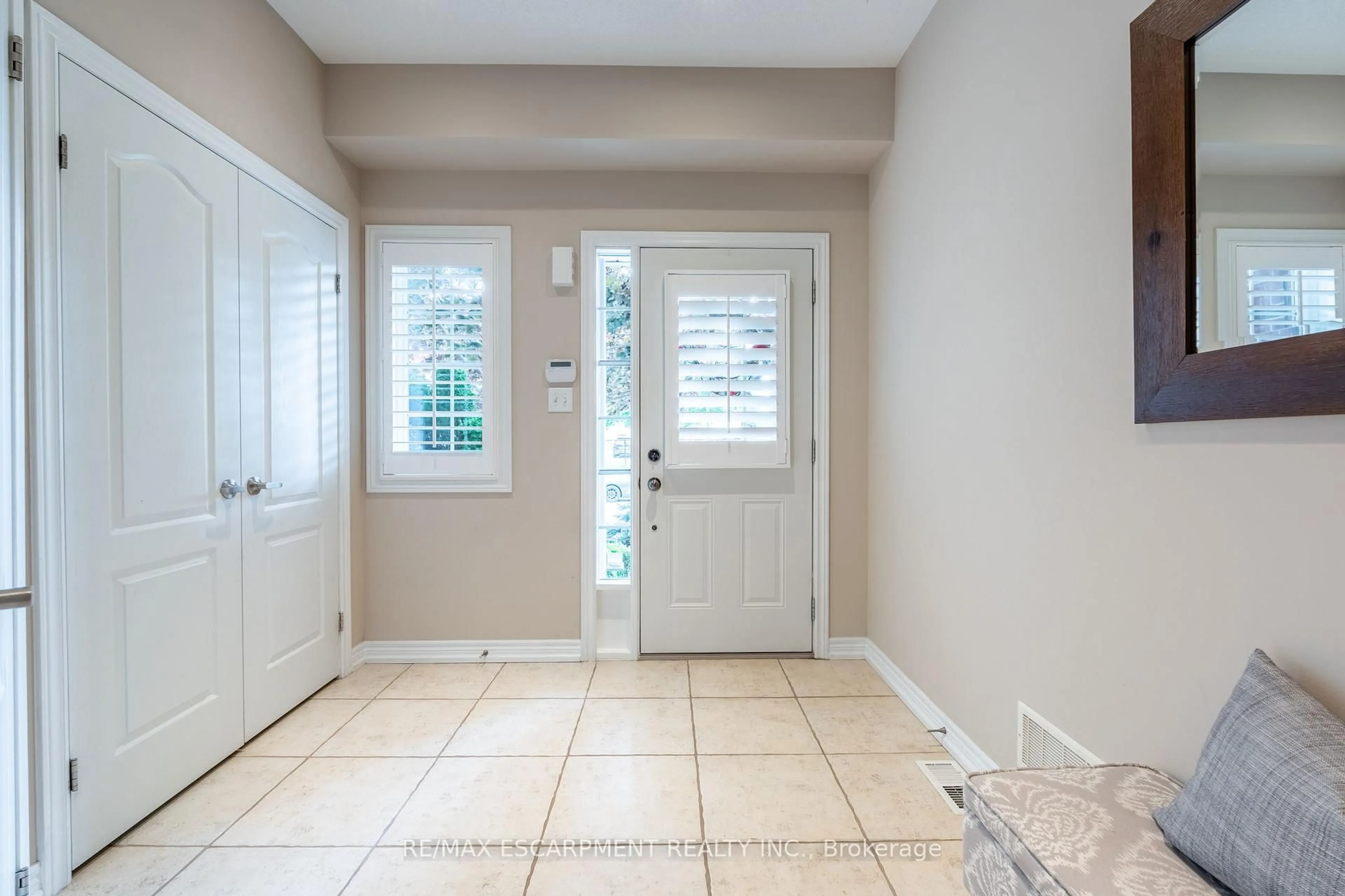 Indoor entryway for 1455 Tobyn Dr, Burlington Ontario L7M 5A6