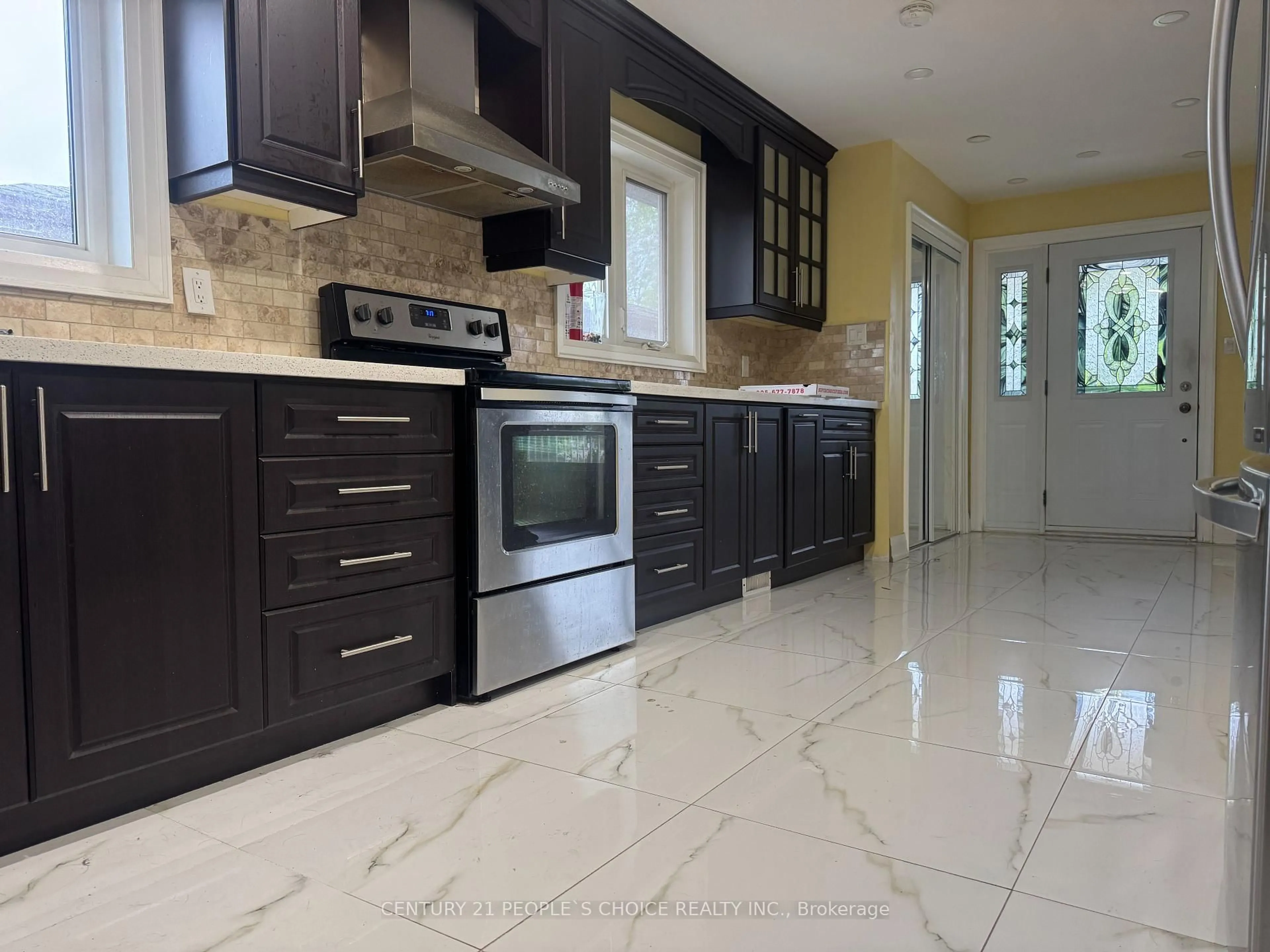 Open concept kitchen, ceramic/tile floor for 3397 Brandon Gate, Mississauga Ontario L4T 3N3