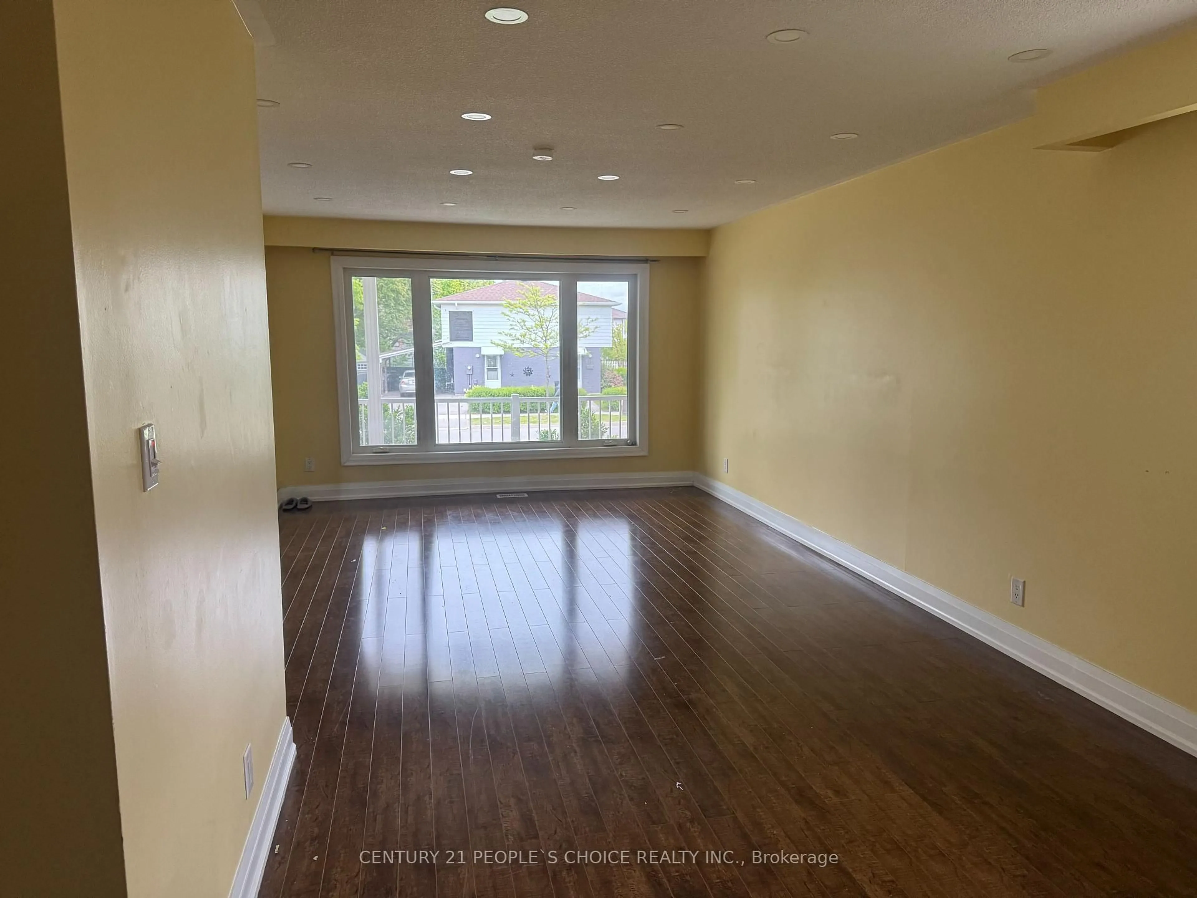 A pic of a room for 3397 Brandon Gate, Mississauga Ontario L4T 3N3