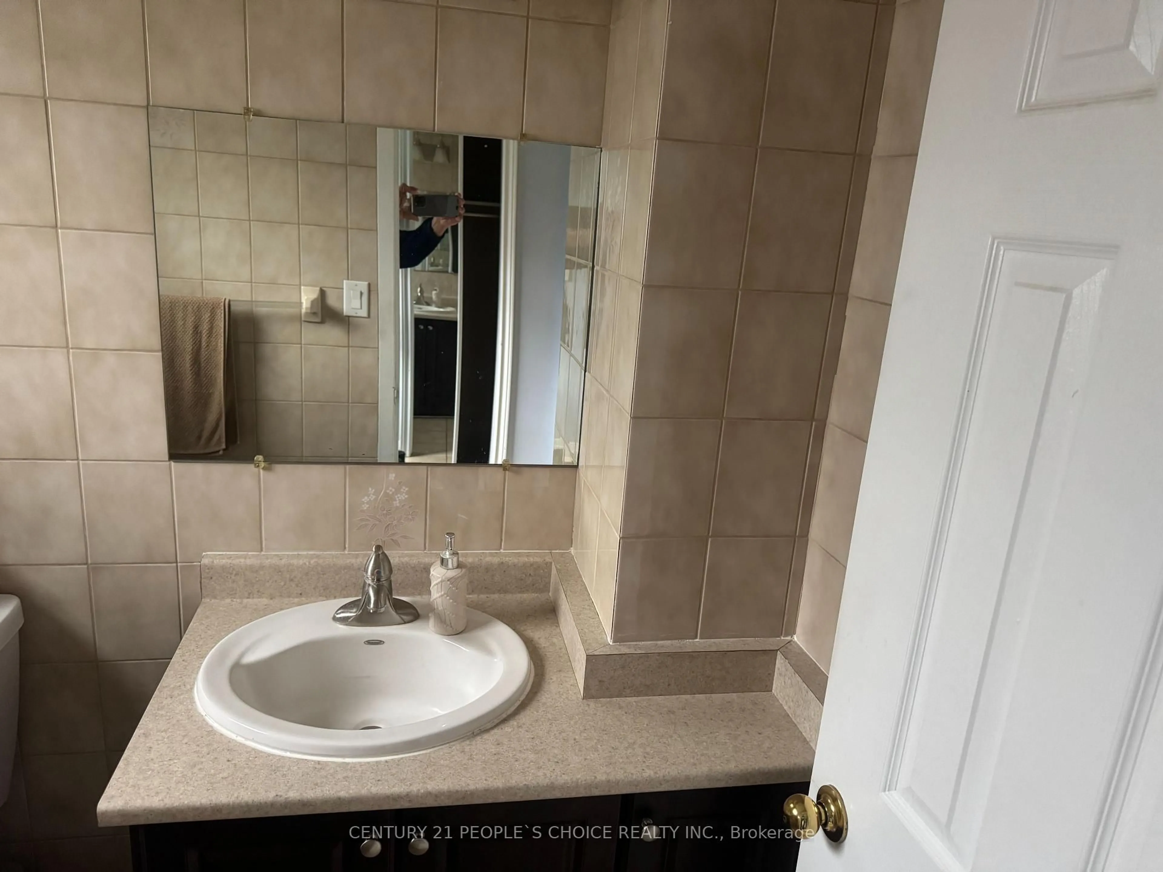 Standard bathroom, ceramic/tile floor for 3397 Brandon Gate, Mississauga Ontario L4T 3N3