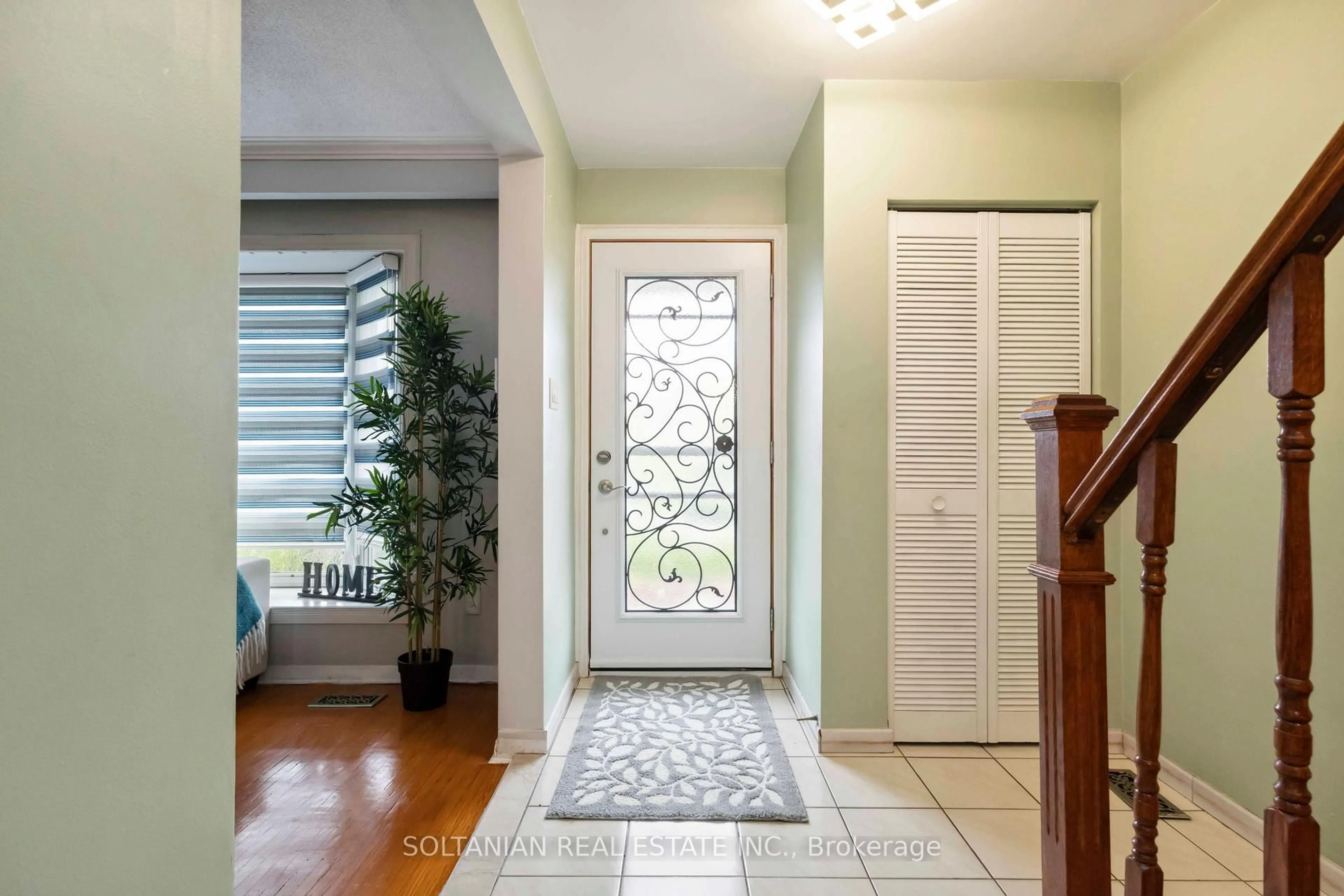 Indoor entryway for 102 Elnathan Cres, Toronto Ontario M9L 2G1