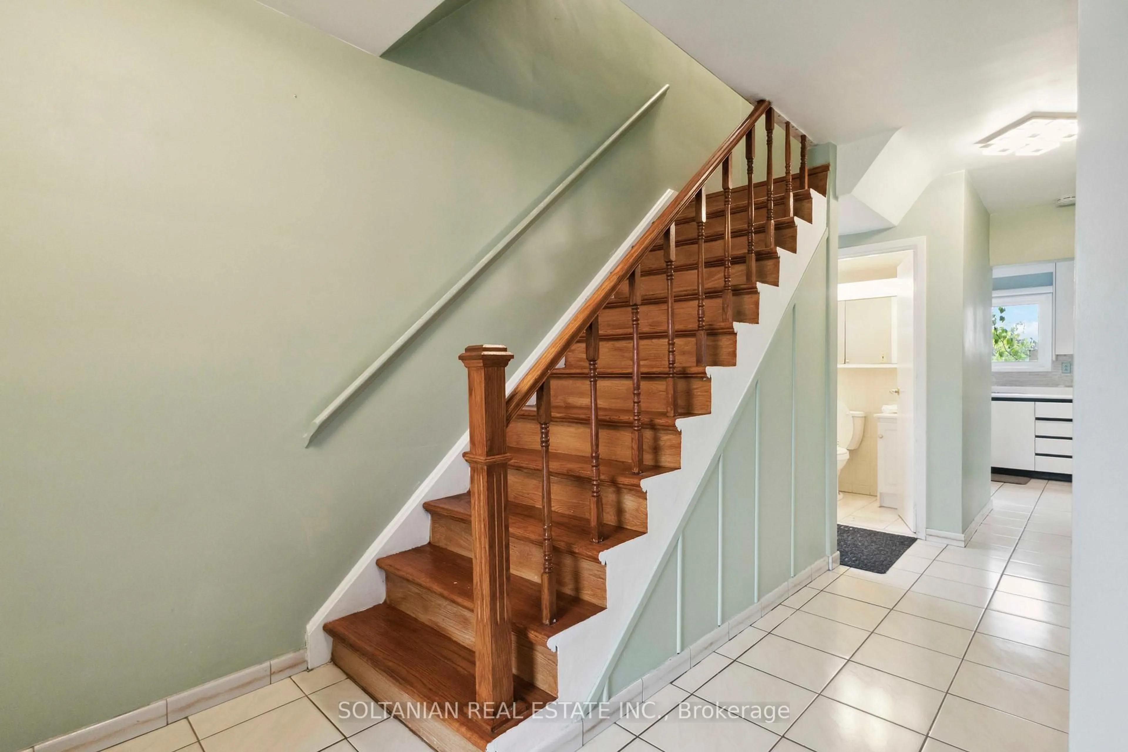 Stairs for 102 Elnathan Cres, Toronto Ontario M9L 2G1