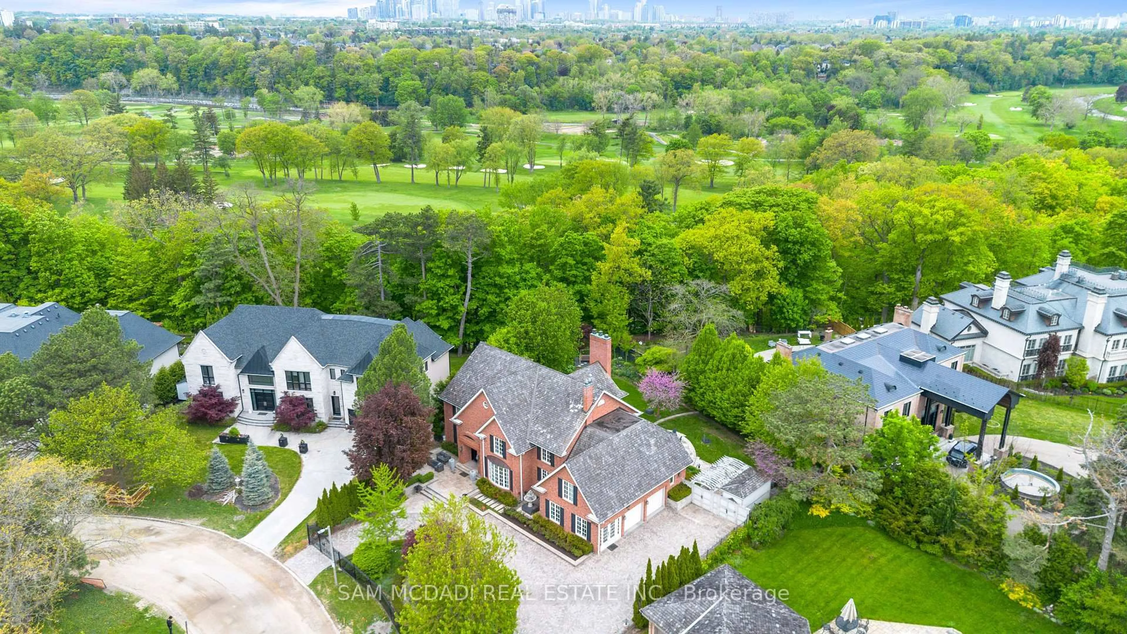 A pic from outside/outdoor area/front of a property/back of a property/a pic from drone, street for 2173 Shawanaga Tr, Mississauga Ontario L5H 3X6