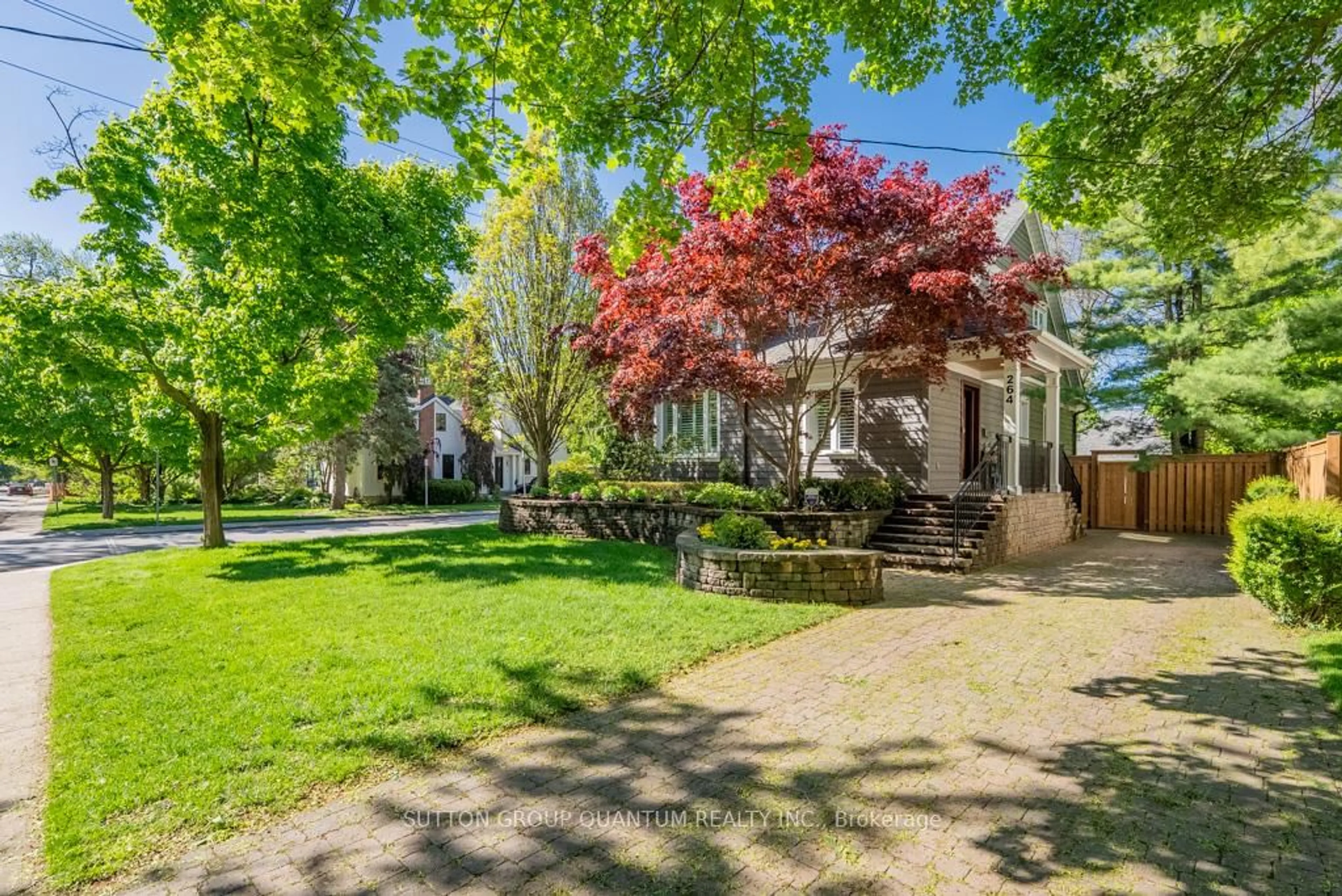 Patio, street for 264 Douglas Ave, Oakville Ontario L6J 3S4