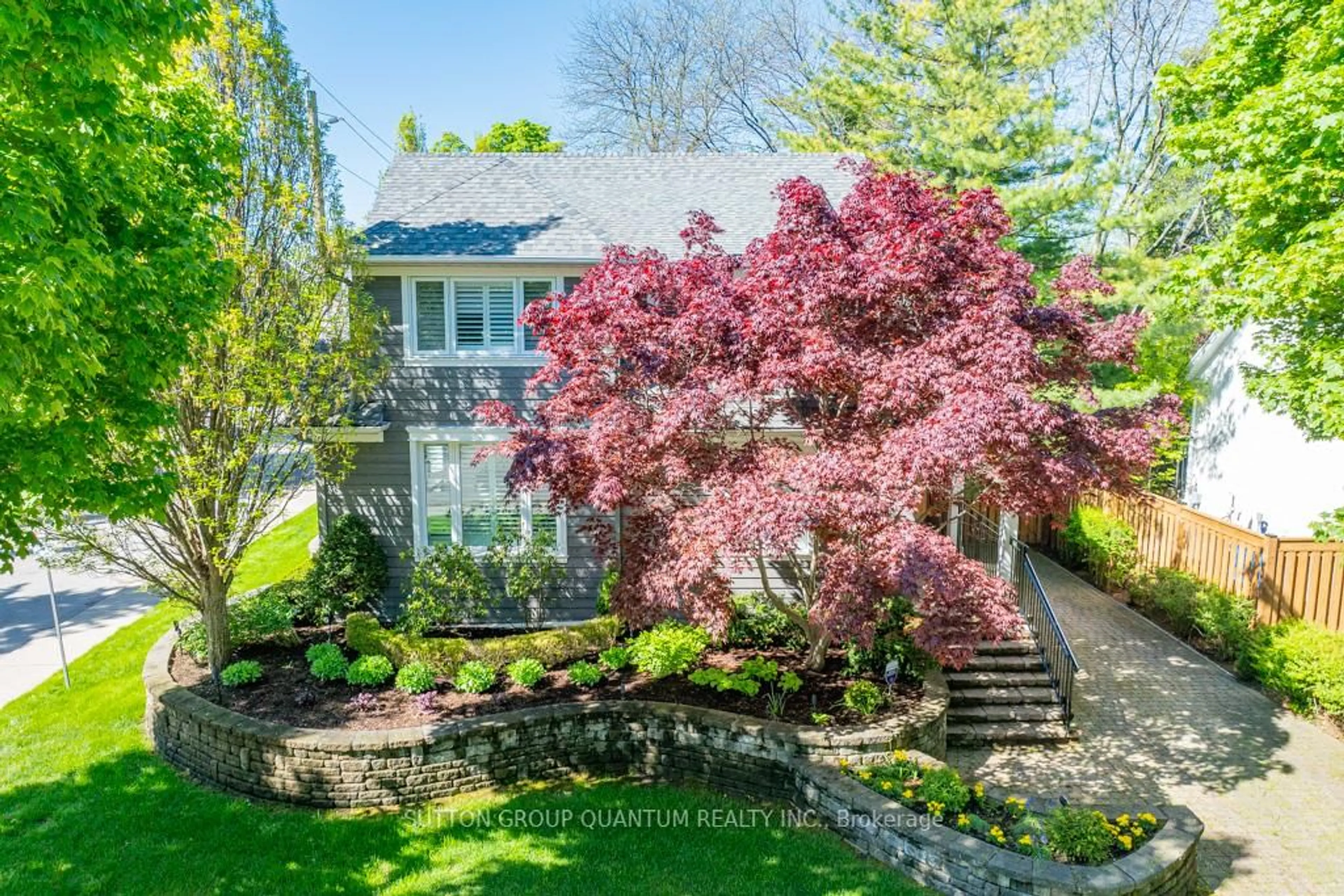 A pic from outside/outdoor area/front of a property/back of a property/a pic from drone, street for 264 Douglas Ave, Oakville Ontario L6J 3S4