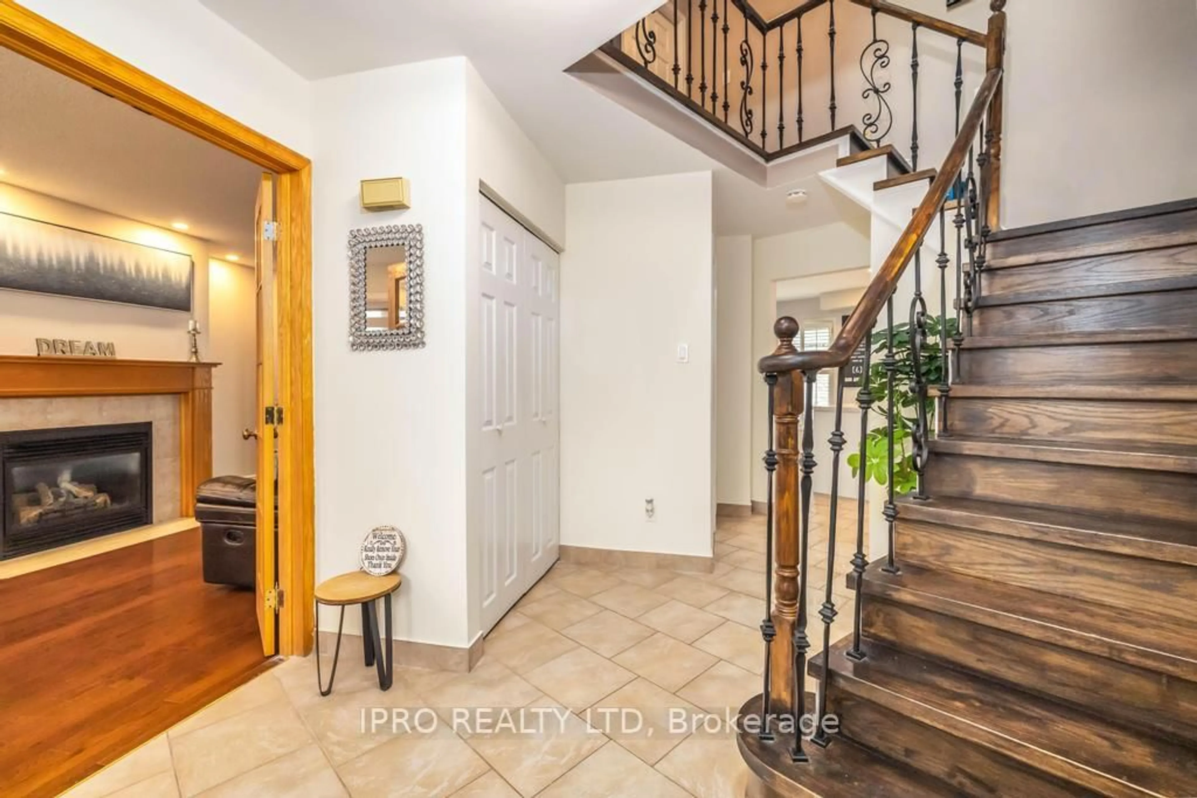 Indoor entryway for 2155 Duncaster Dr #26, Burlington Ontario L7P 4R3