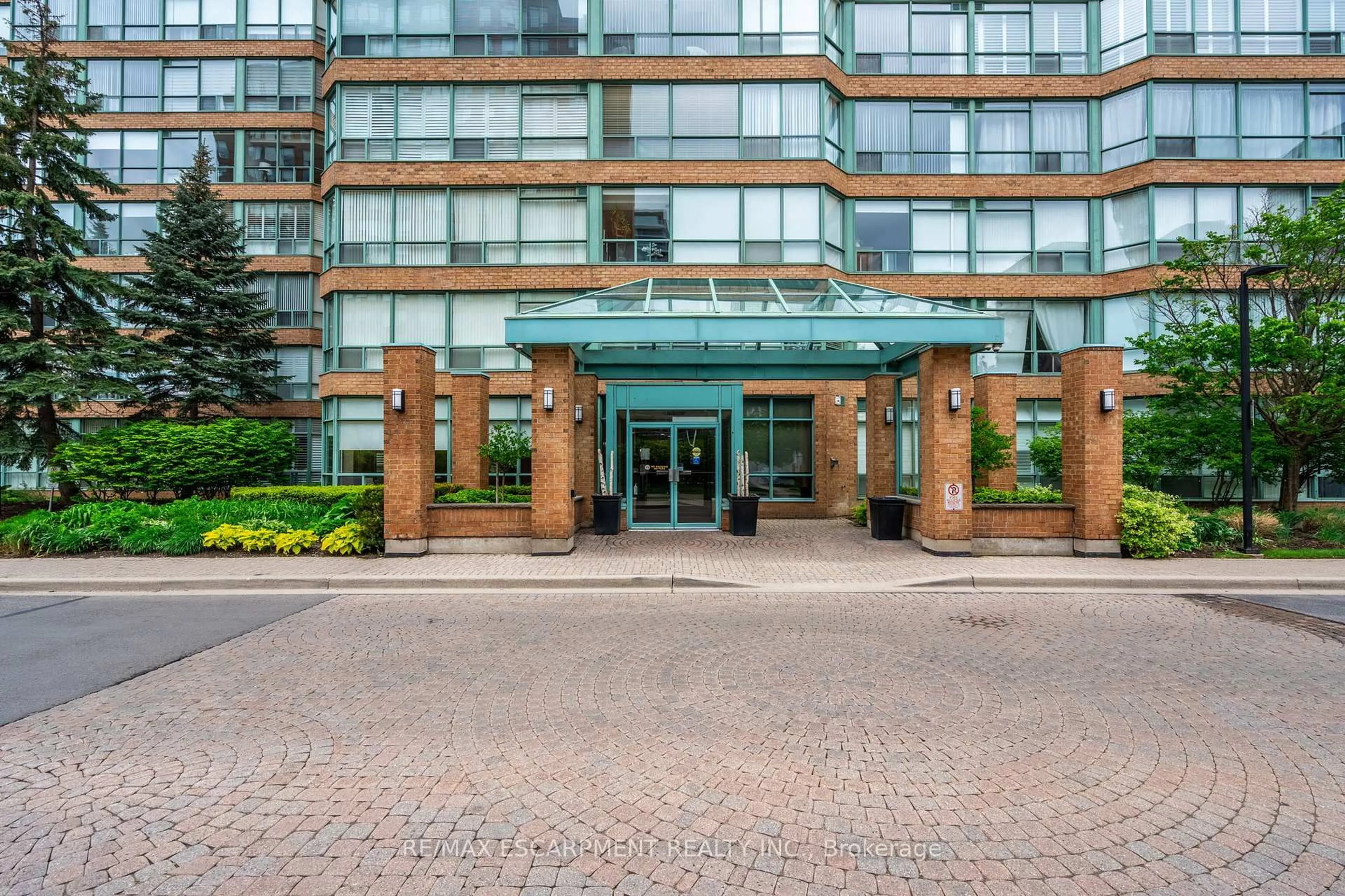 Indoor foyer for 1276 Maple Crossing Blvd #1203, Burlington Ontario L7S 2J9