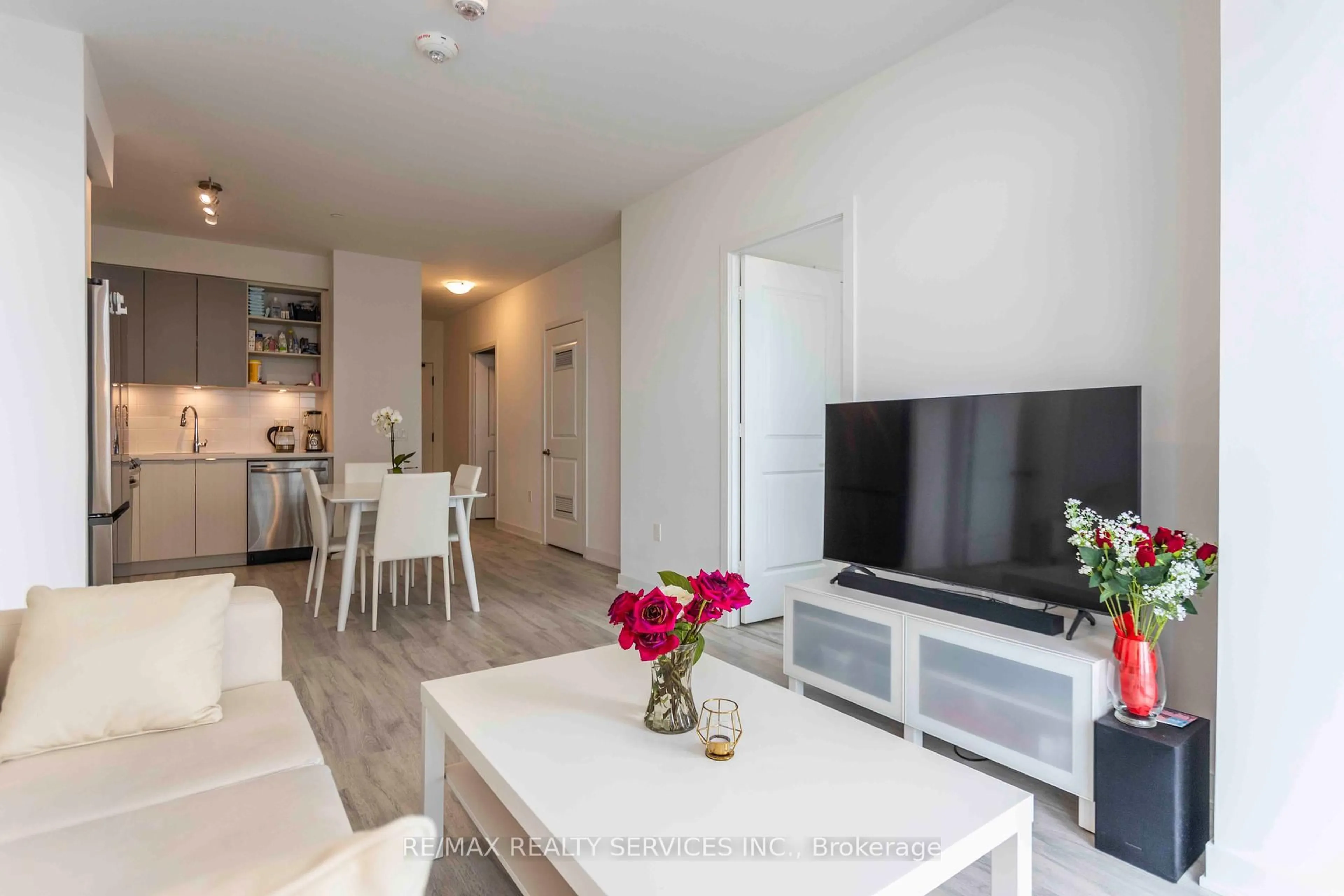 Living room with furniture, unknown for 4675 Metcalfe Ave #1106, Mississauga Ontario L5M 0Z8