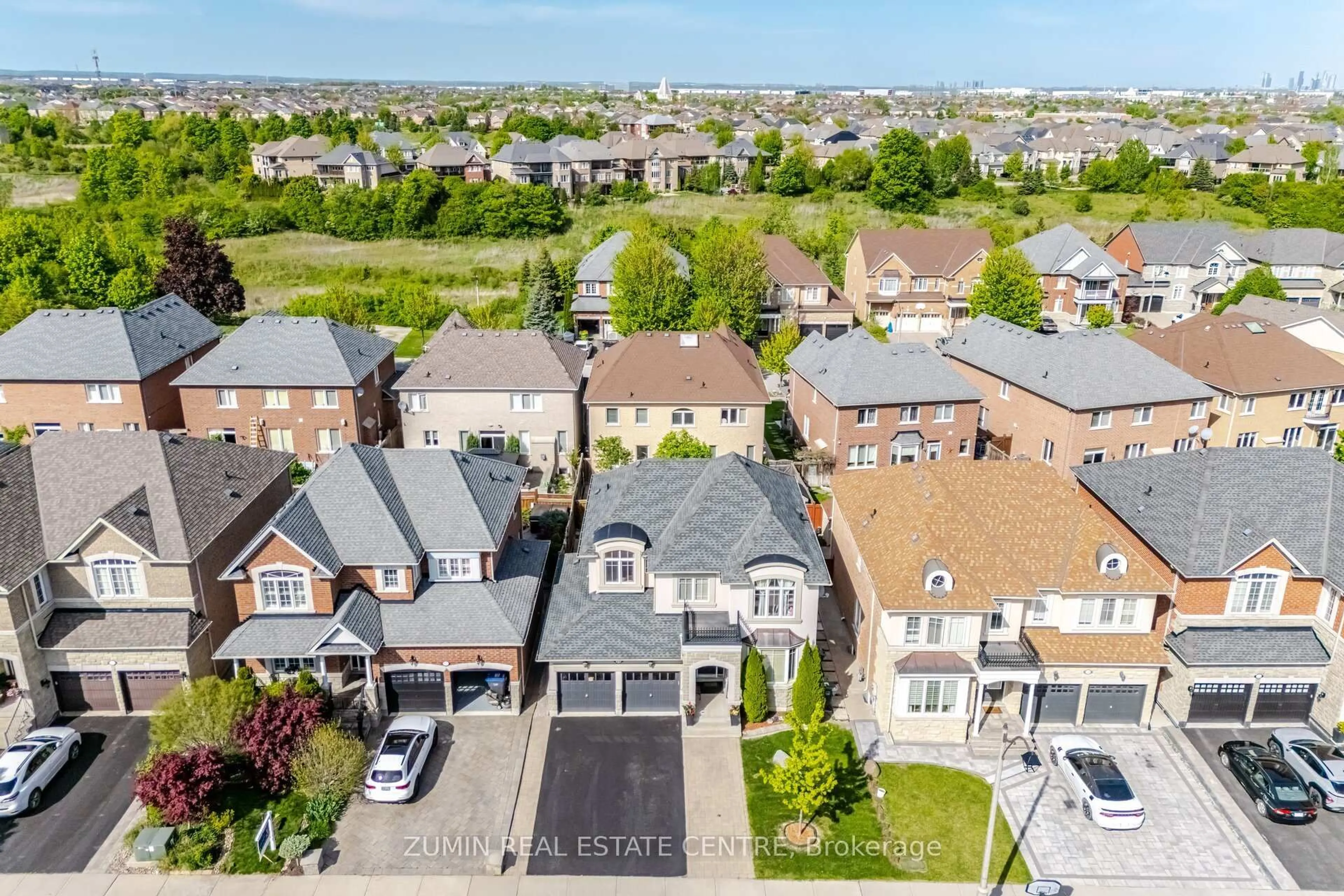 A pic from outside/outdoor area/front of a property/back of a property/a pic from drone, street for 19 Hawkridge Tr, Brampton Ontario L6P 2T5