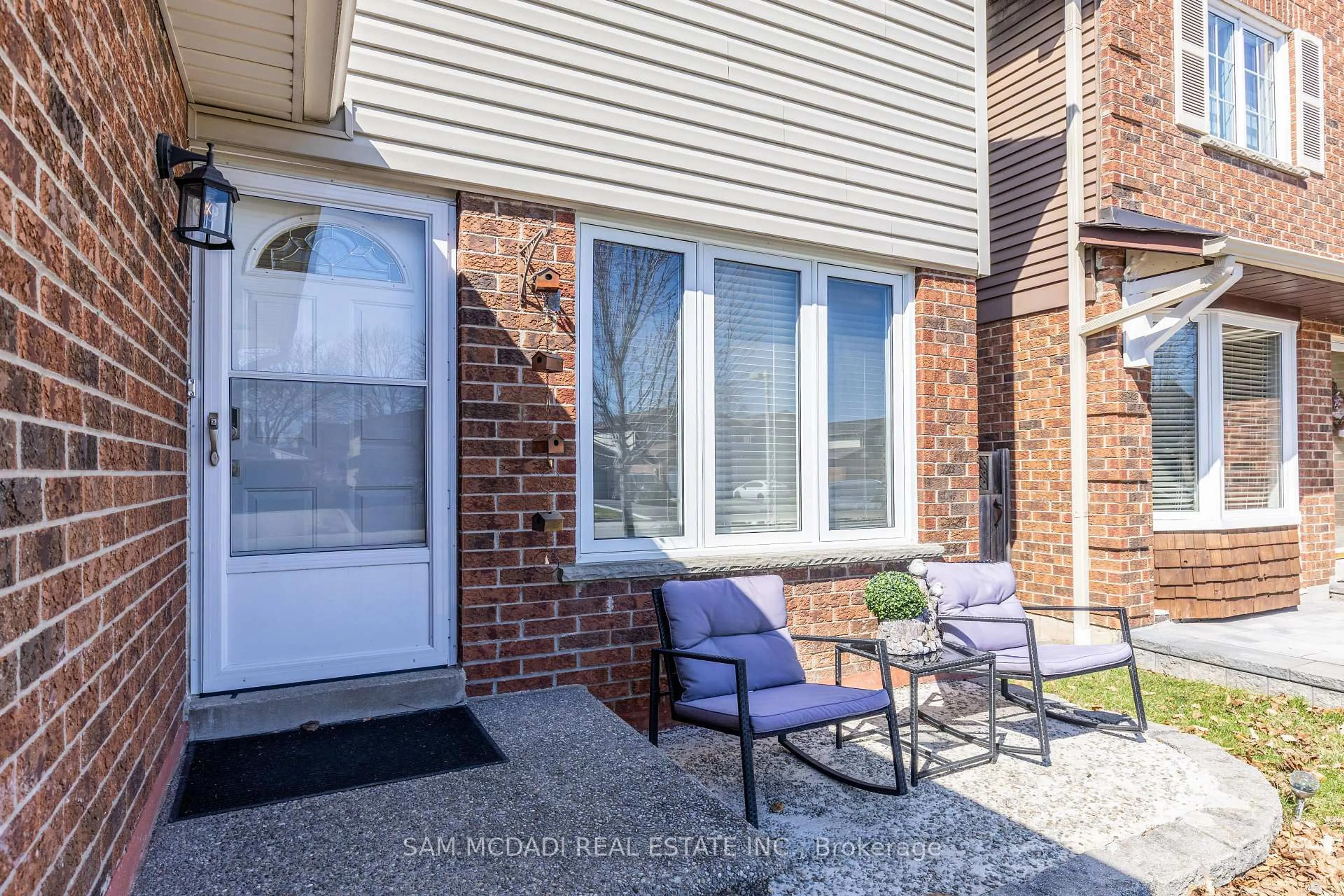 Patio, street for 522 Roseheath Dr, Milton Ontario L9T 4V6