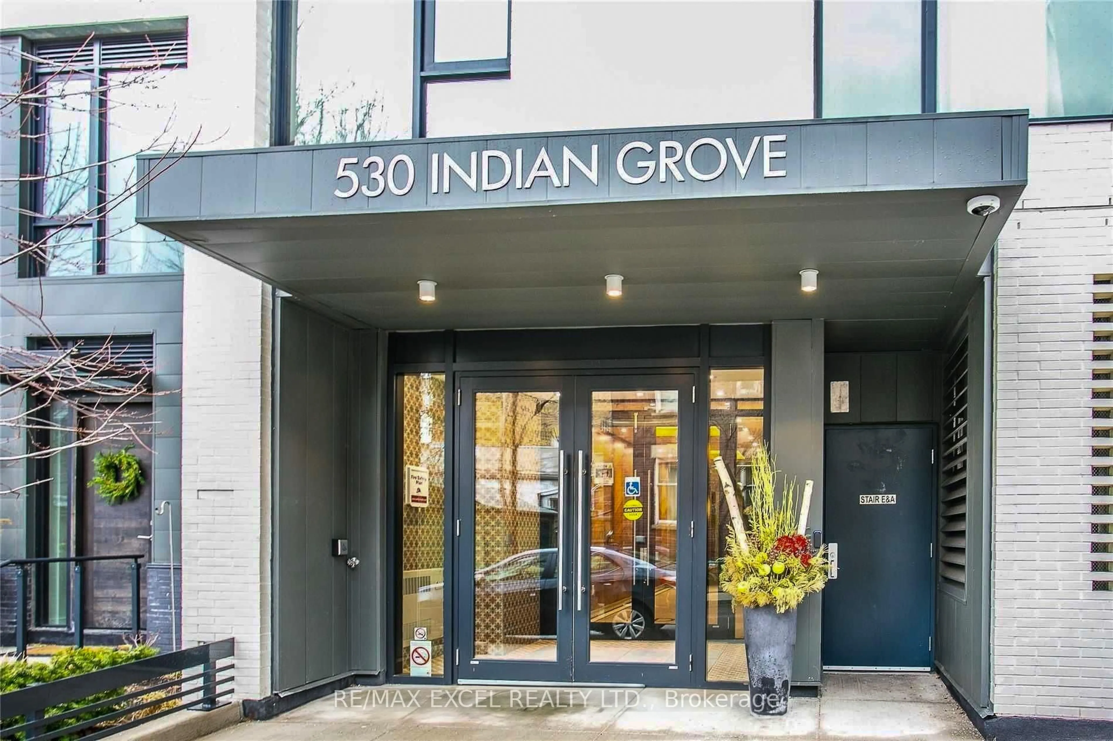 Indoor foyer for 530 Indian Grve #101, Toronto Ontario M6P 2J1