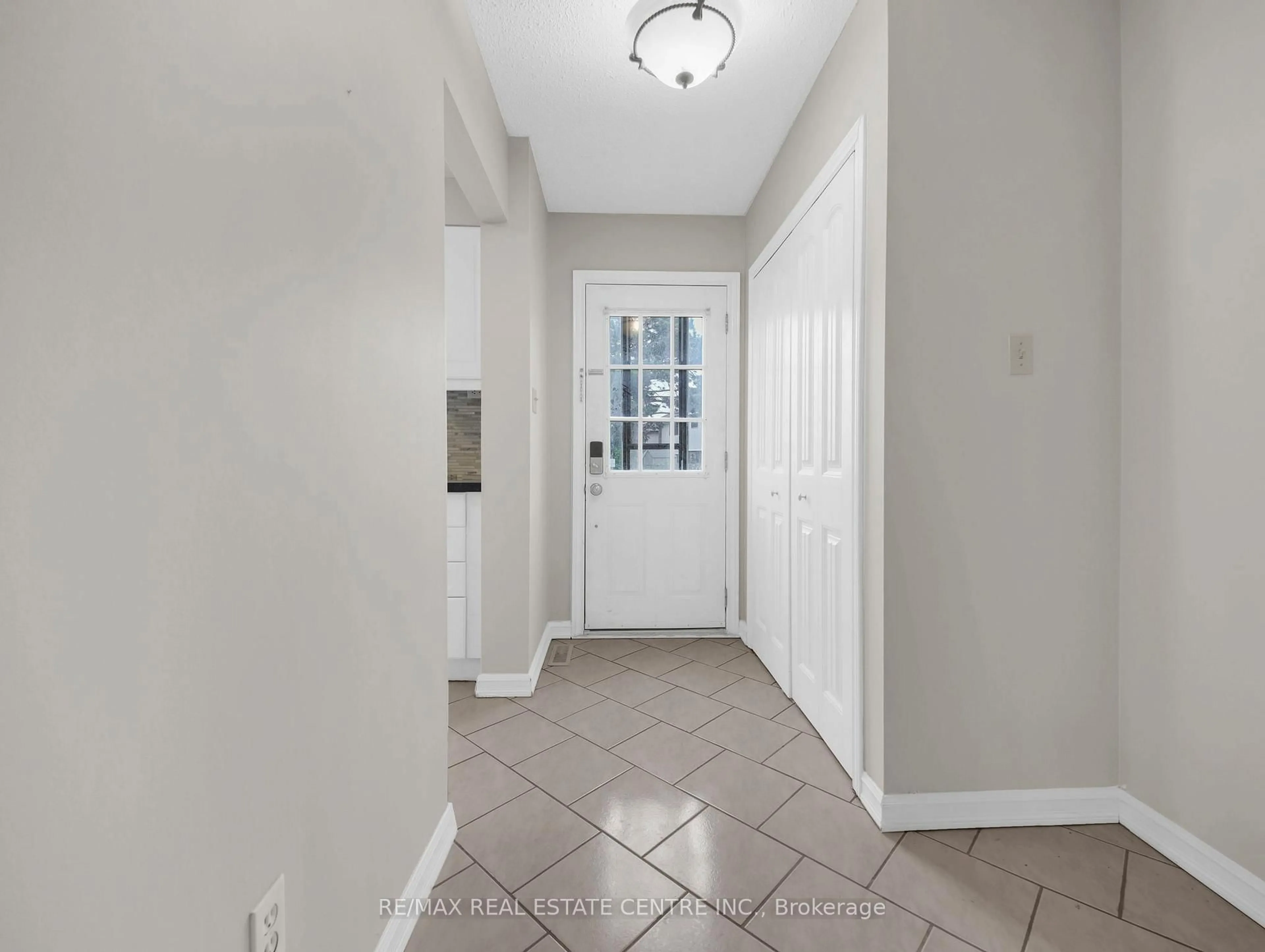 Indoor entryway for 2779 Gananoque Dr #88, Mississauga Ontario L5N 2E4