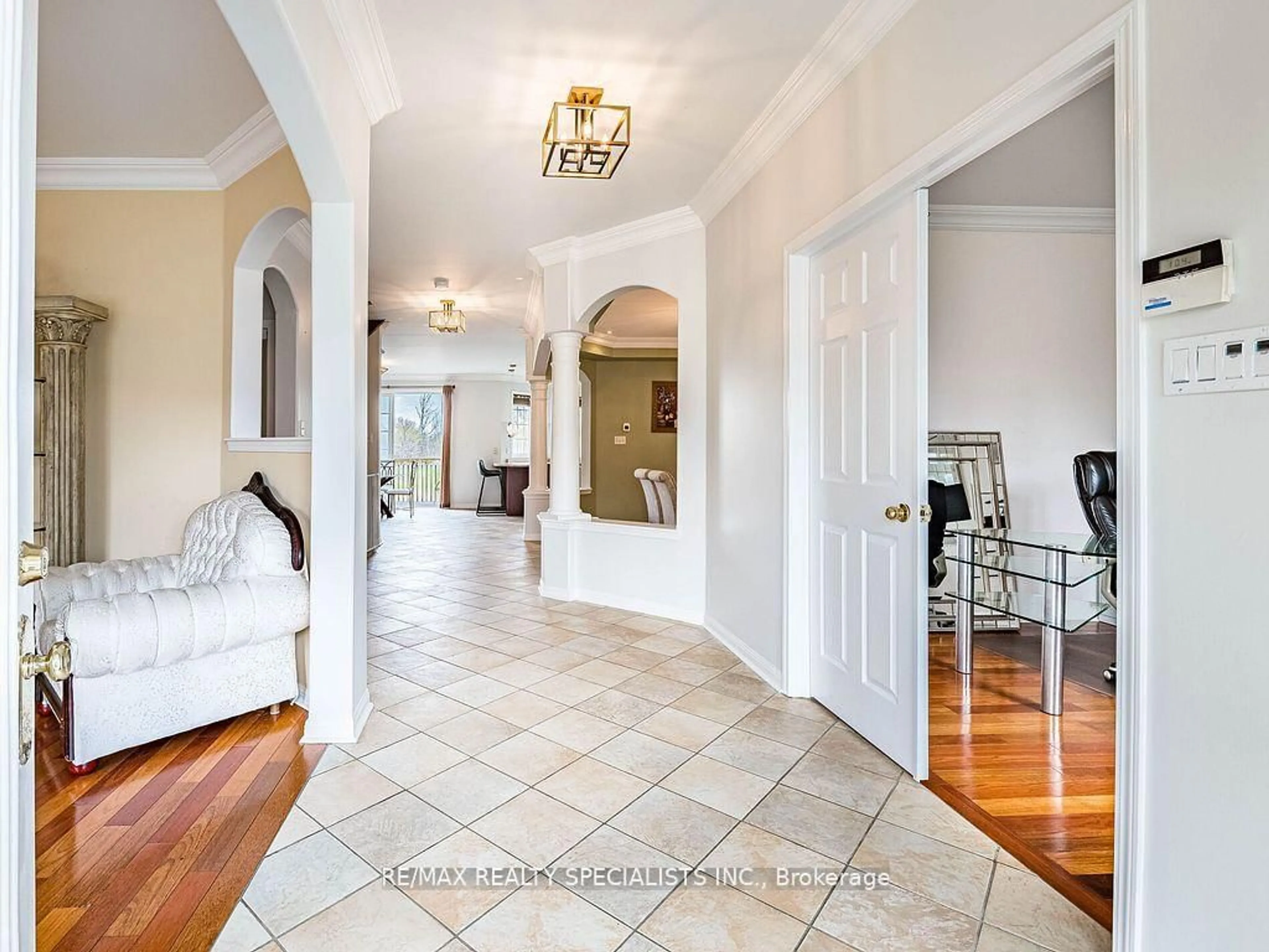 Indoor entryway for 85 Bloomsbury Ave, Brampton Ontario L6P 1S6