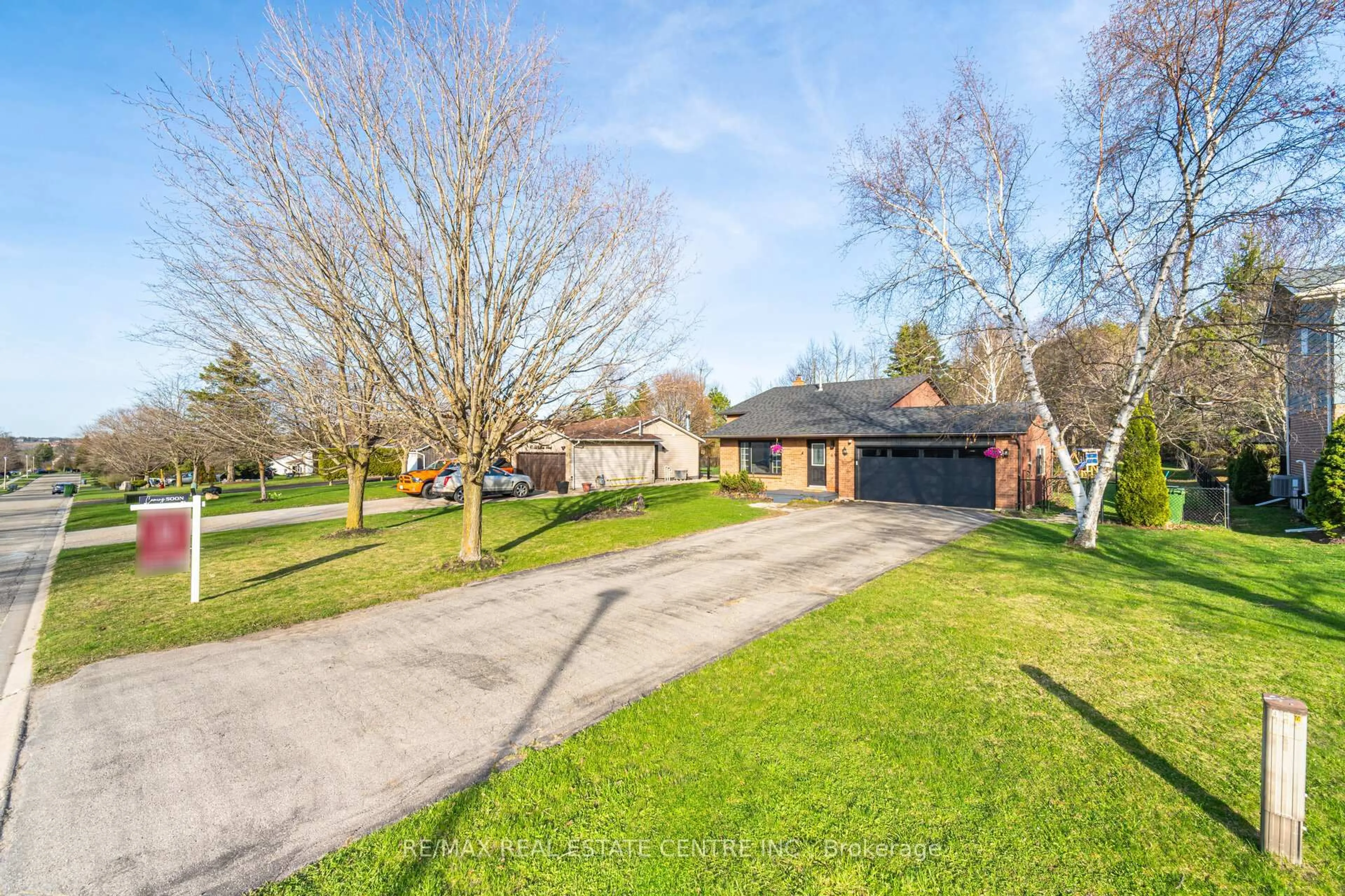 A pic from outside/outdoor area/front of a property/back of a property/a pic from drone, street for 49 Mcclellan Rd, Caledon Ontario L7K 0C8