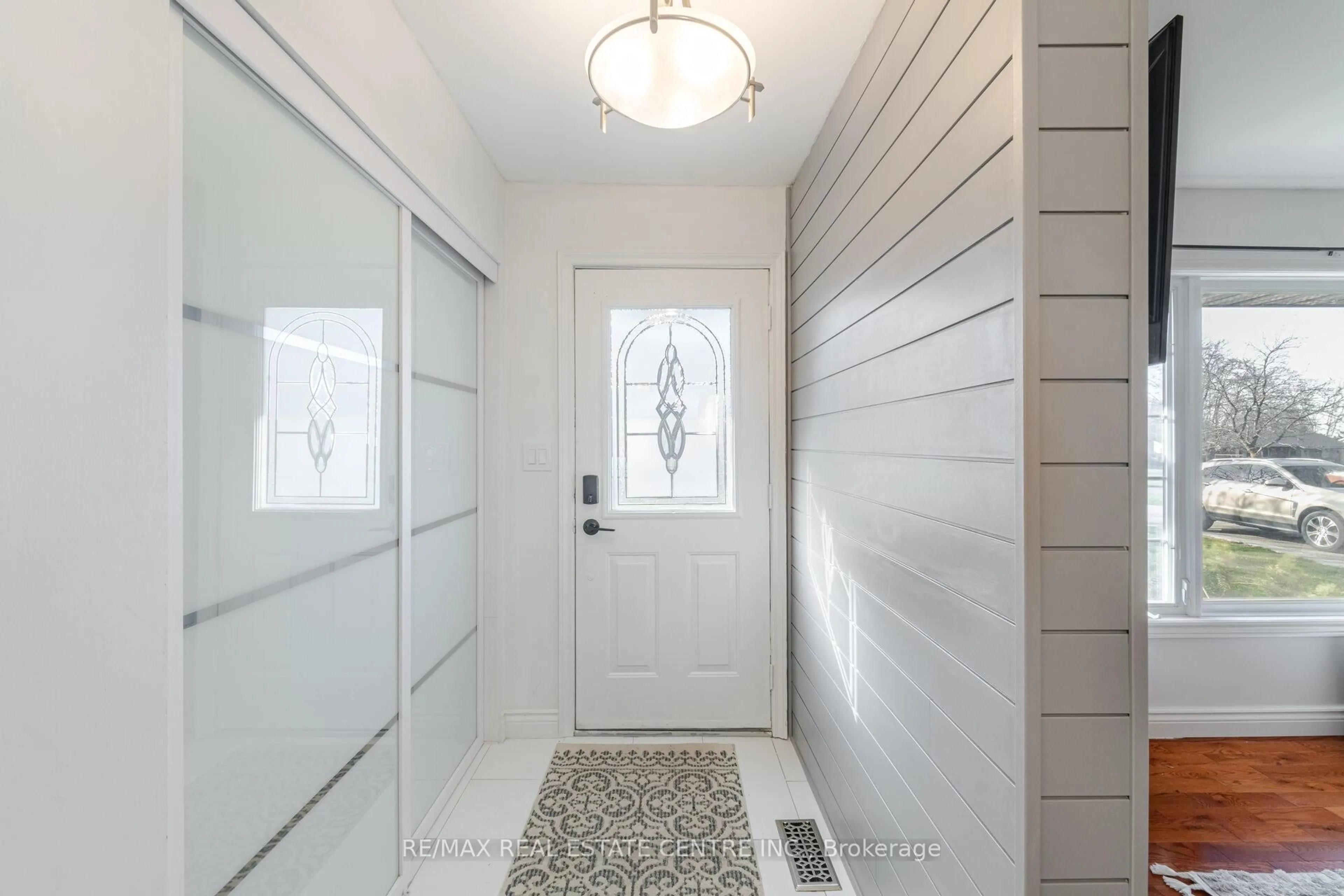 Indoor entryway for 49 Mcclellan Rd, Caledon Ontario L7K 0C8
