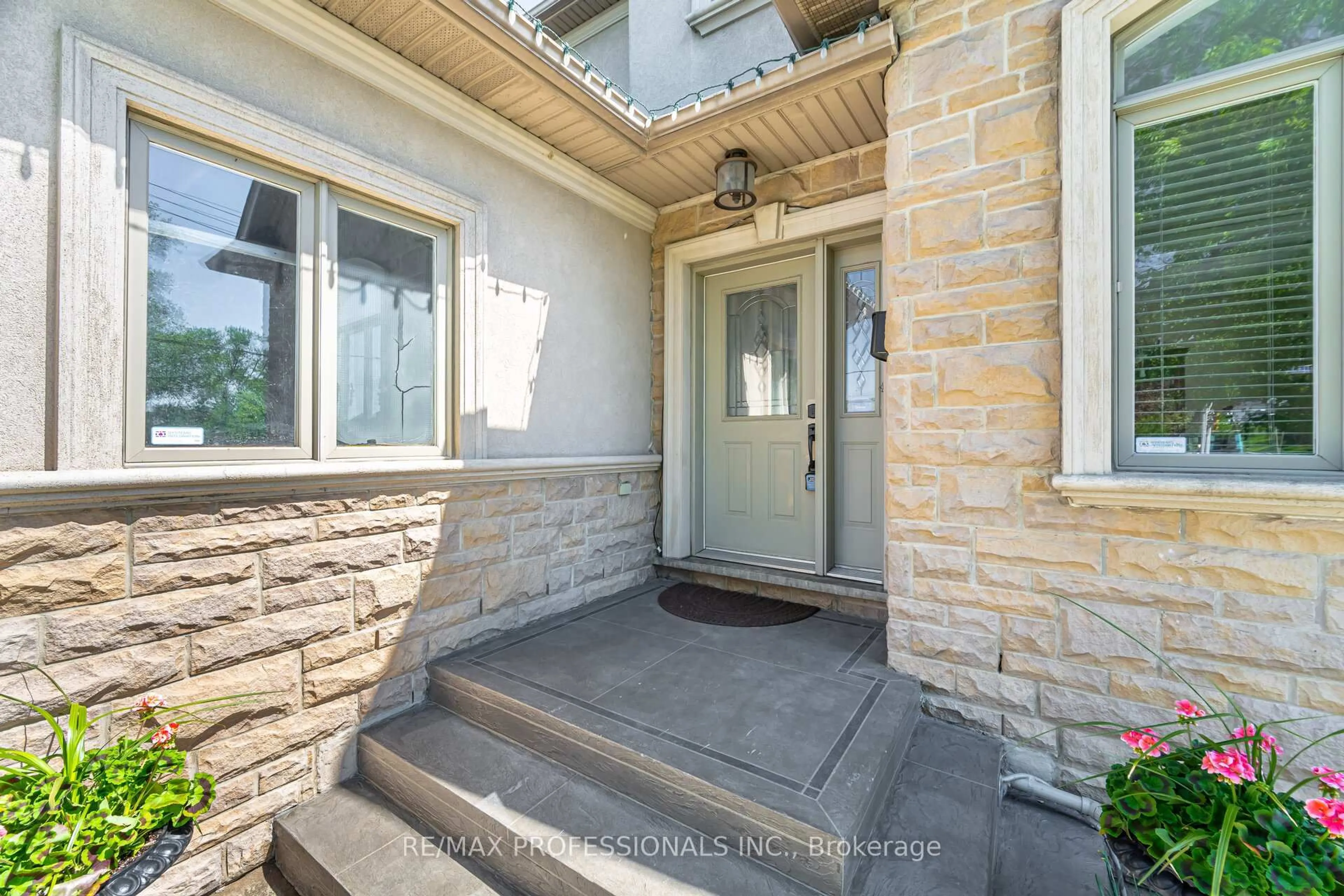 Indoor entryway for 87 Lavington Dr, Toronto Ontario M9R 2H3
