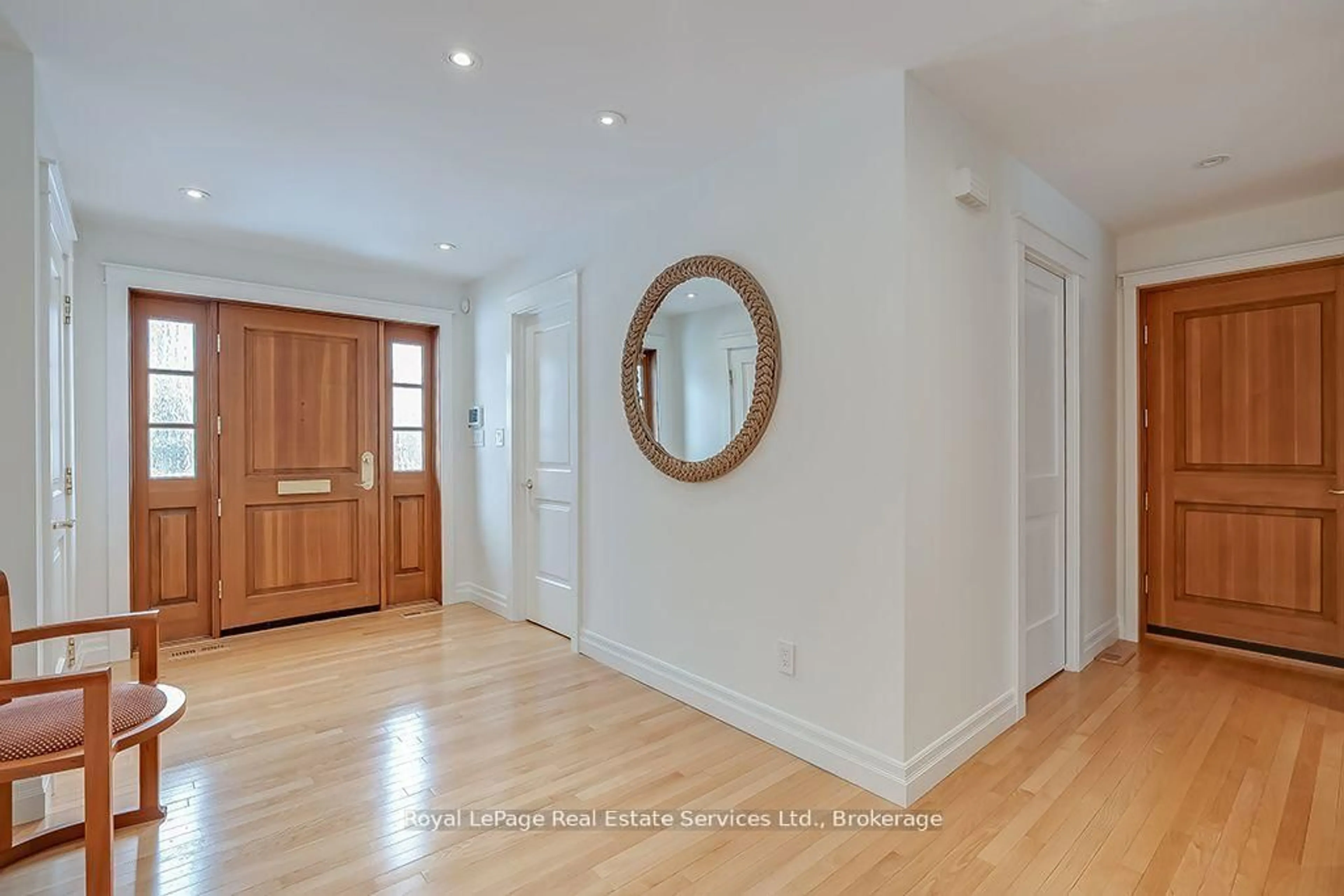 Indoor entryway for 69 Allan St, Oakville Ontario L6J 3M7