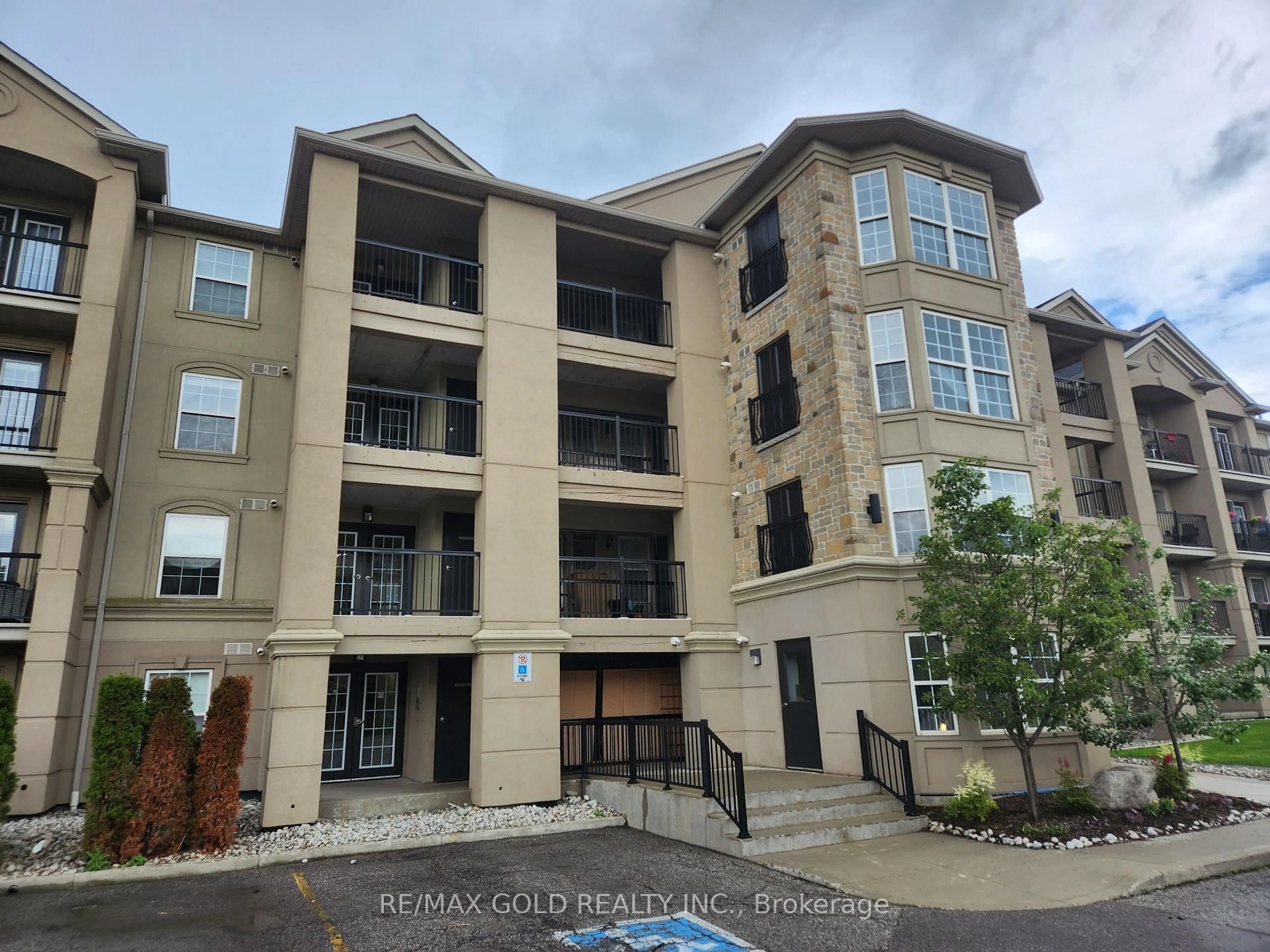 A pic from outside/outdoor area/front of a property/back of a property/a pic from drone, building for 1471 Maple Ave #112, Milton Ontario L9T 0B4