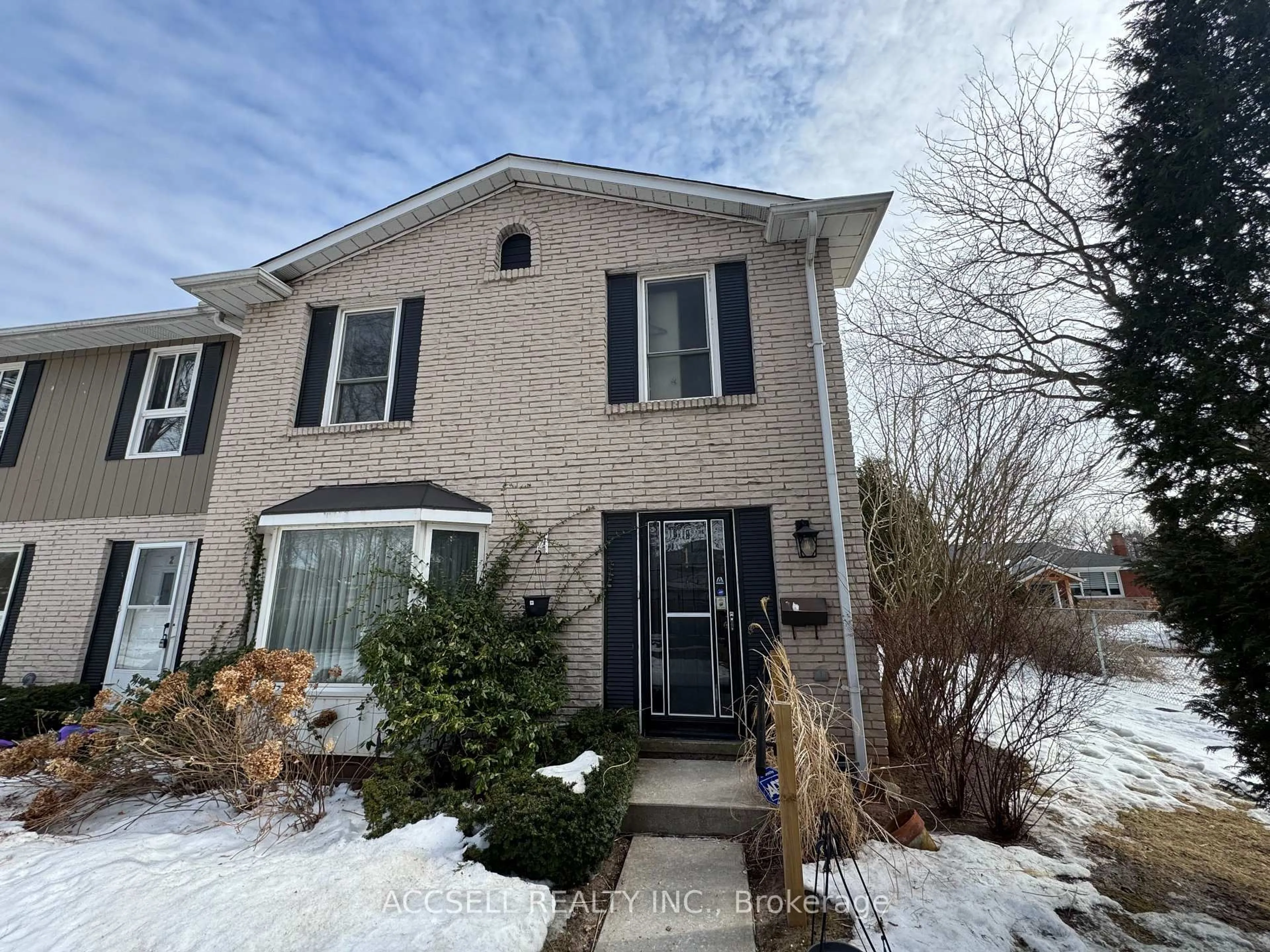 Home with vinyl exterior material, street for 5475 lakeshore Rd #1, Burlington Ontario L7L 1E1