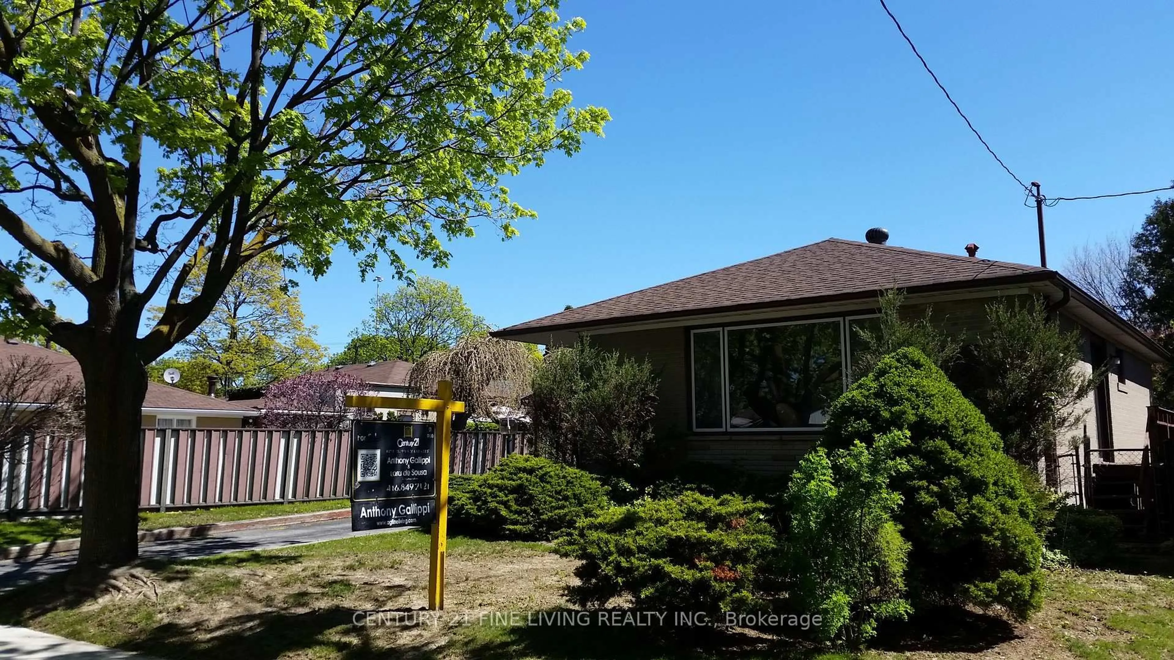A pic from outside/outdoor area/front of a property/back of a property/a pic from drone, street for 35 Hartland Rd, Toronto Ontario M9C 4S9