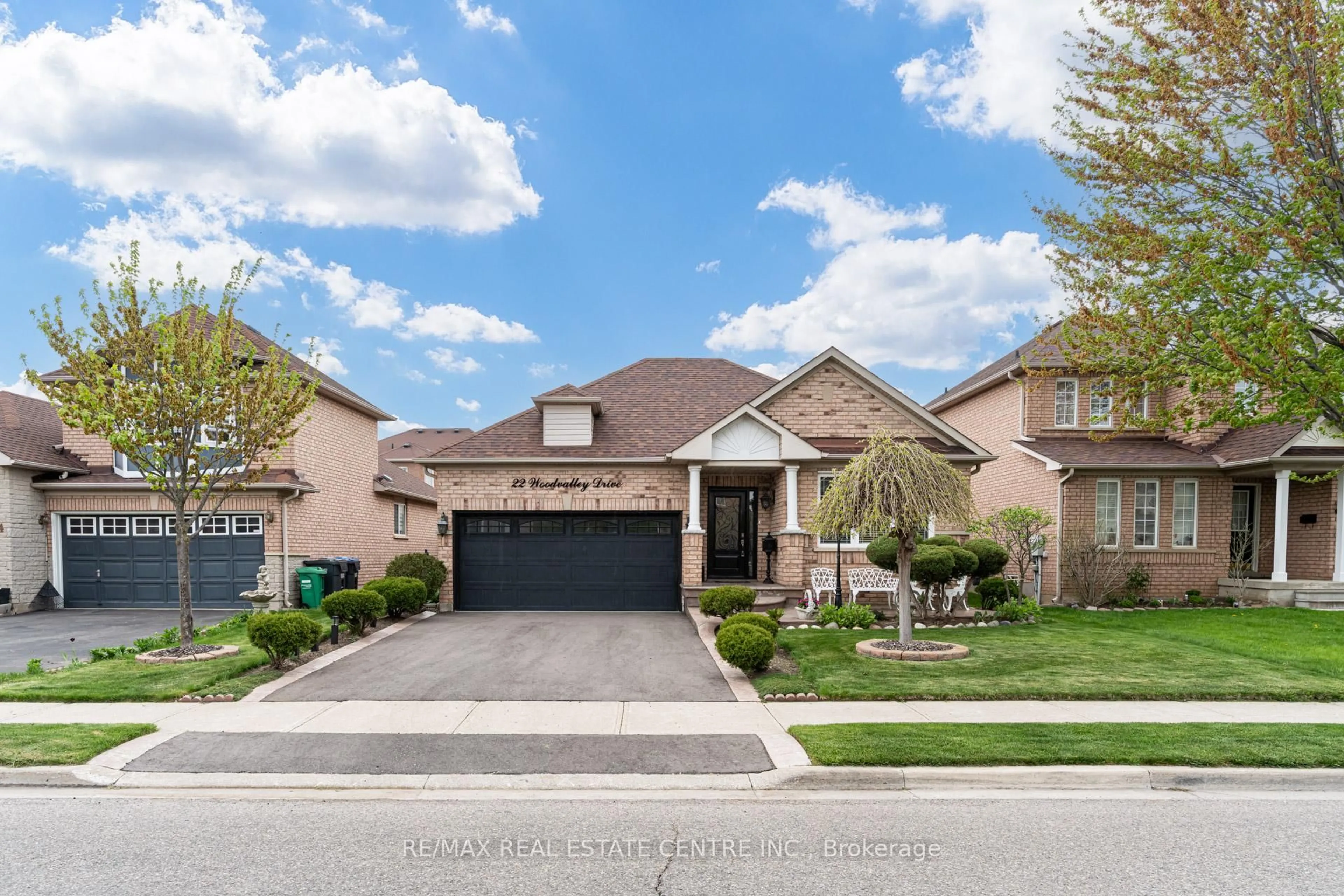 Home with brick exterior material, street for 22 WOODVALLEY Dr, Brampton Ontario L7A 1Z4