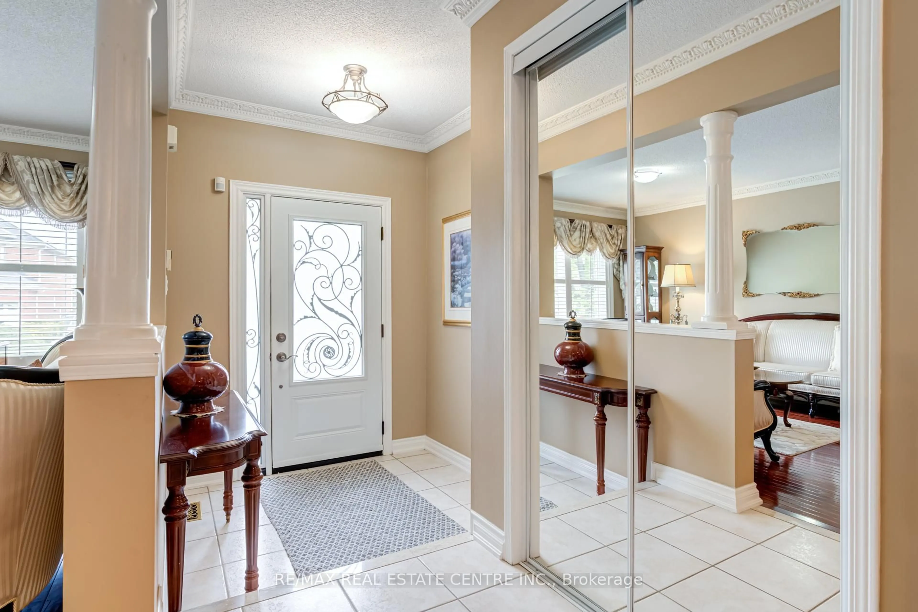 Indoor entryway for 22 WOODVALLEY Dr, Brampton Ontario L7A 1Z4