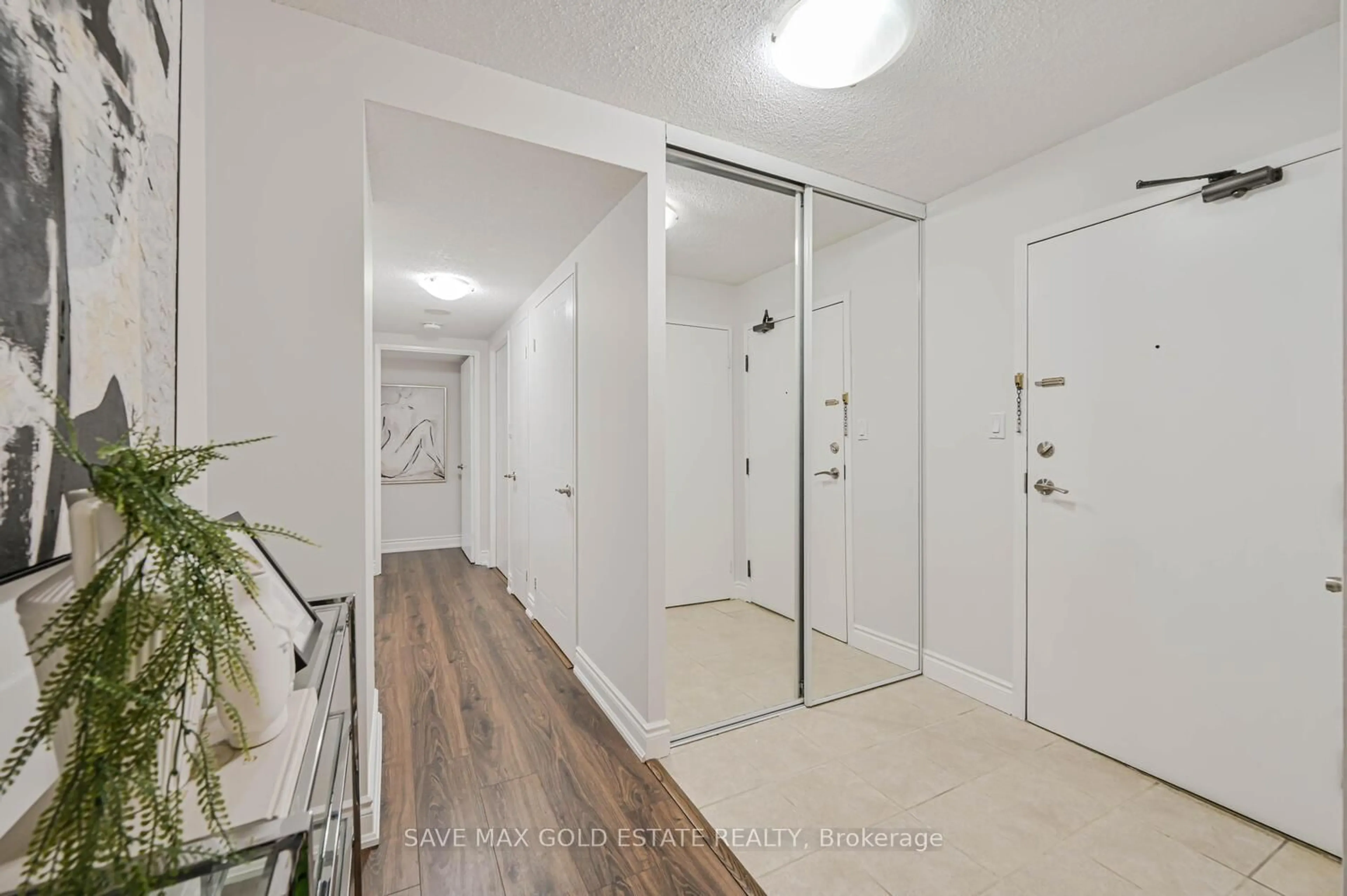 Indoor entryway for 350 Webb Dr #209, Mississauga Ontario L5B 3W4