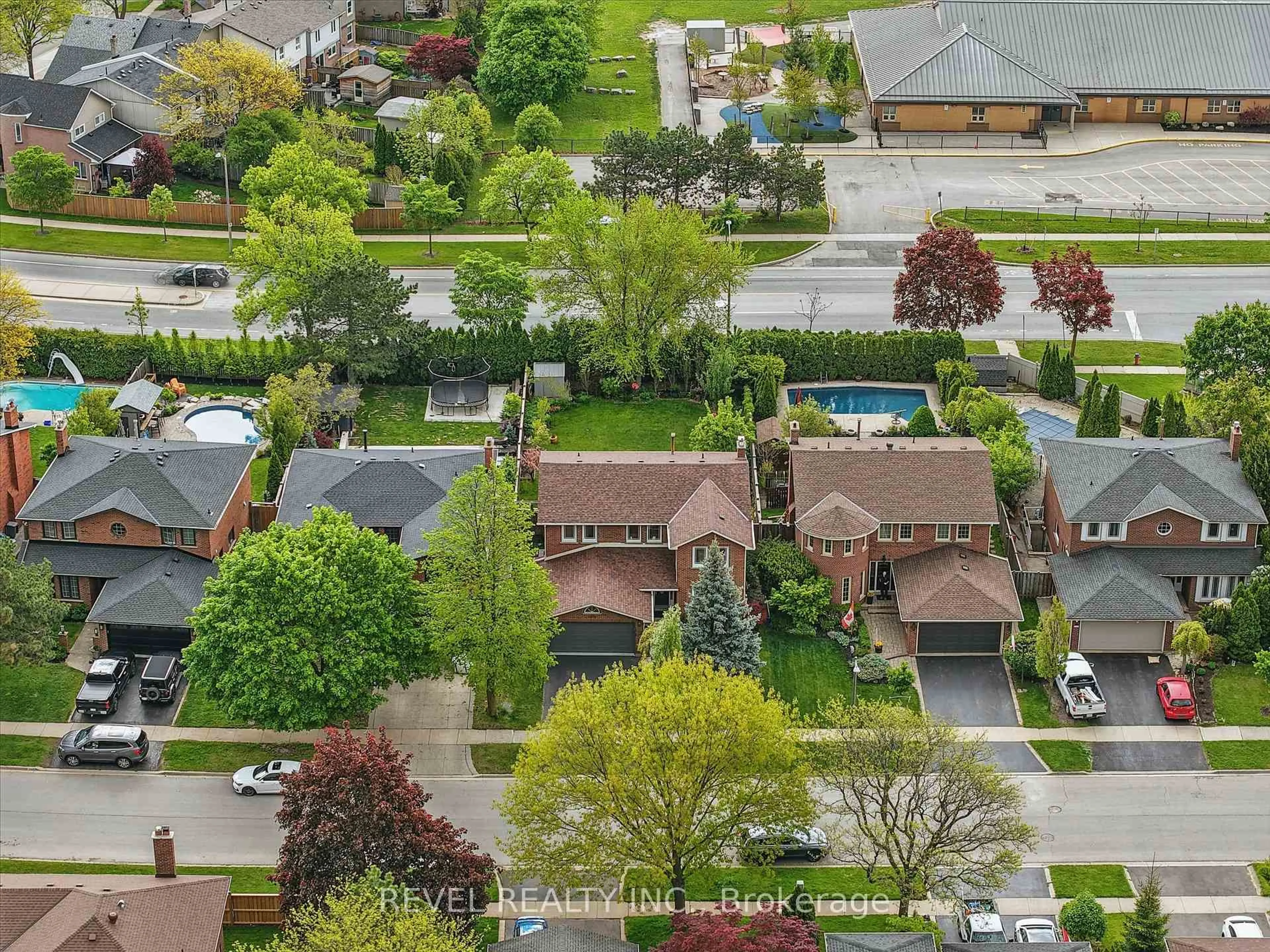 A pic from outside/outdoor area/front of a property/back of a property/a pic from drone, street for 1076 Roxborough Dr, Oakville Ontario L6M 1E3