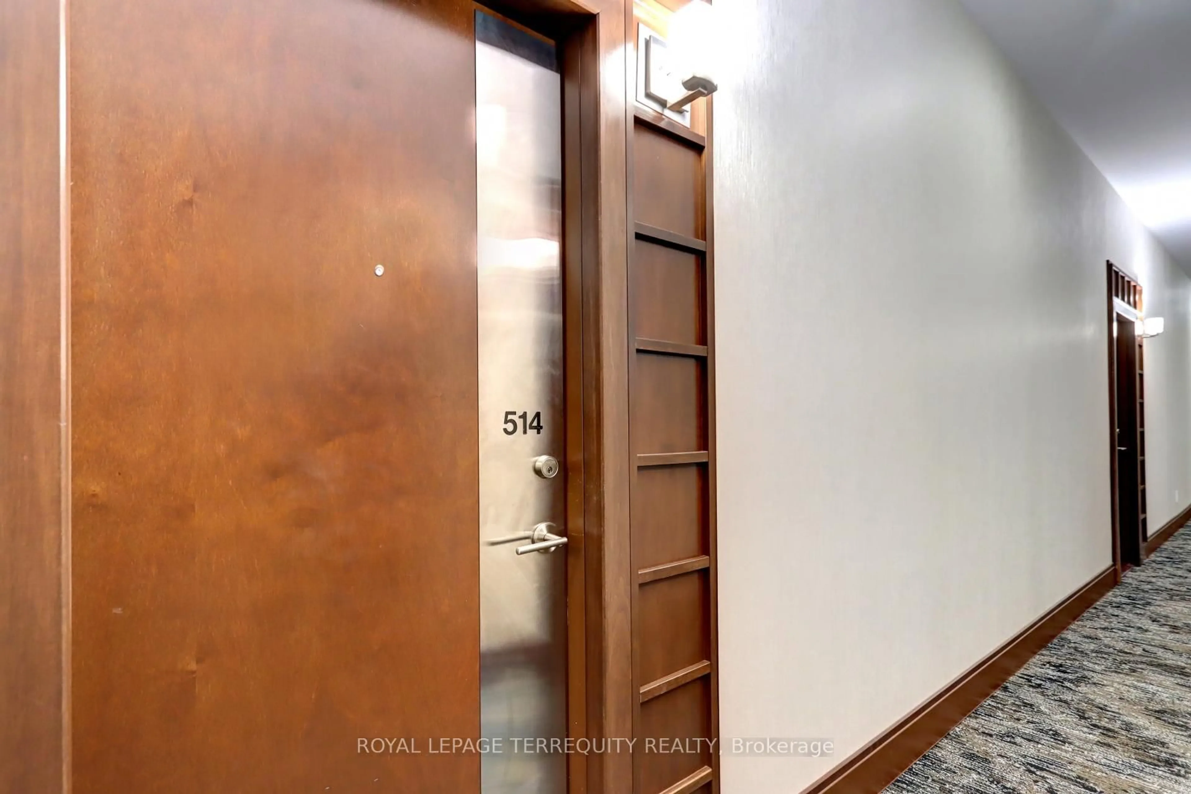Indoor foyer for 3391 Bloor St #514, Toronto Ontario M8X 1G3