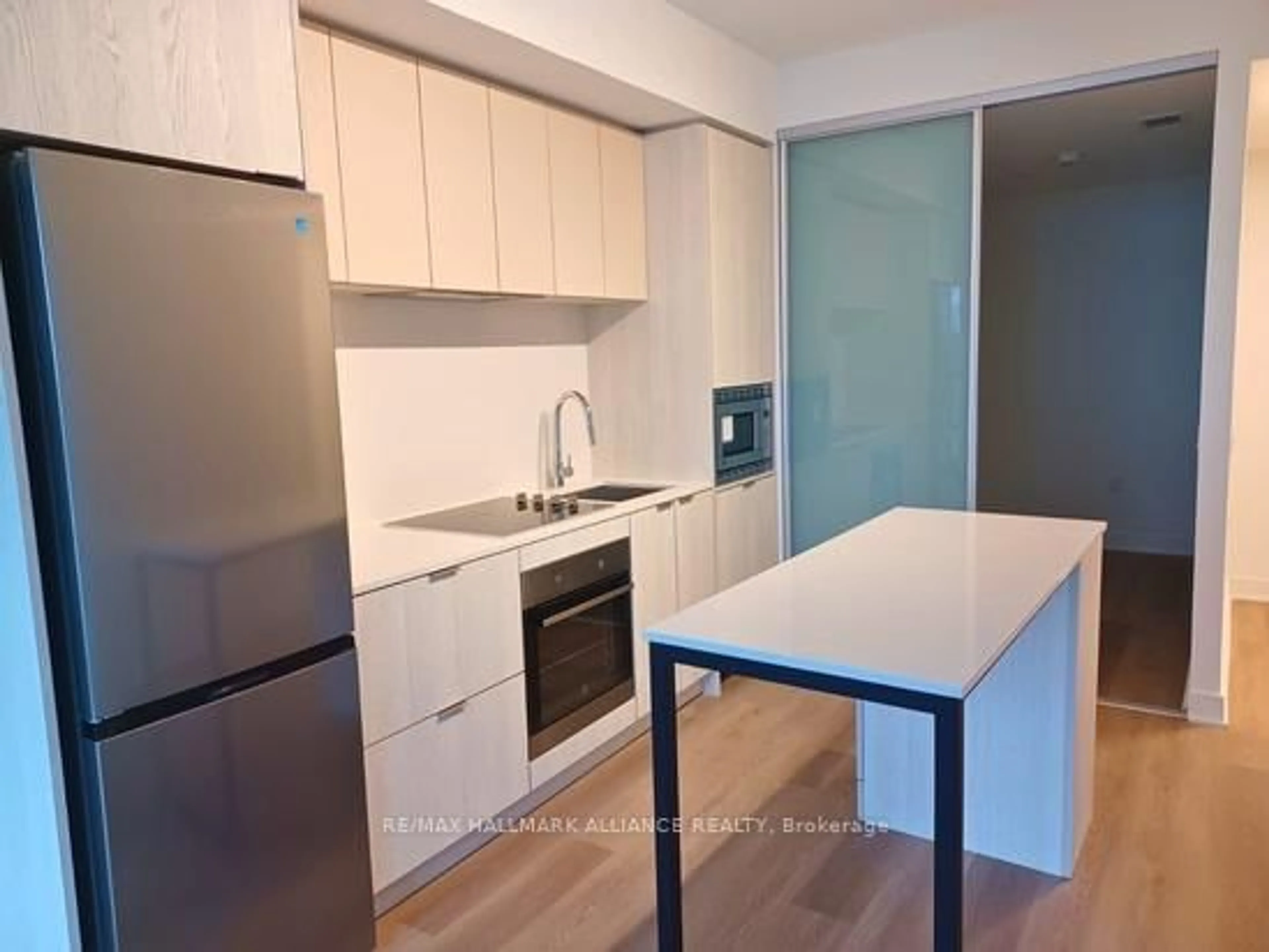 Standard kitchen, wood/laminate floor for 86 Dundas St #1607, Mississauga Ontario L5A 0B1