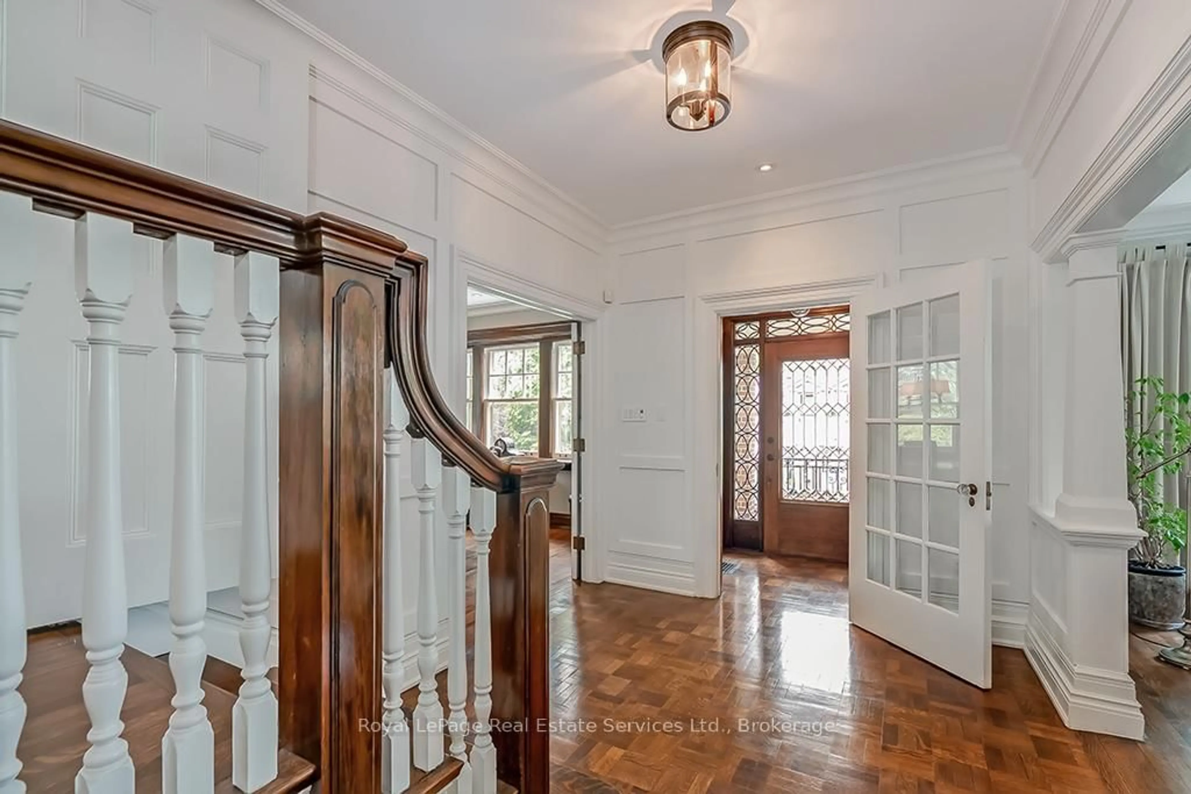 Indoor entryway for 184 King St, Oakville Ontario L6J 1B4