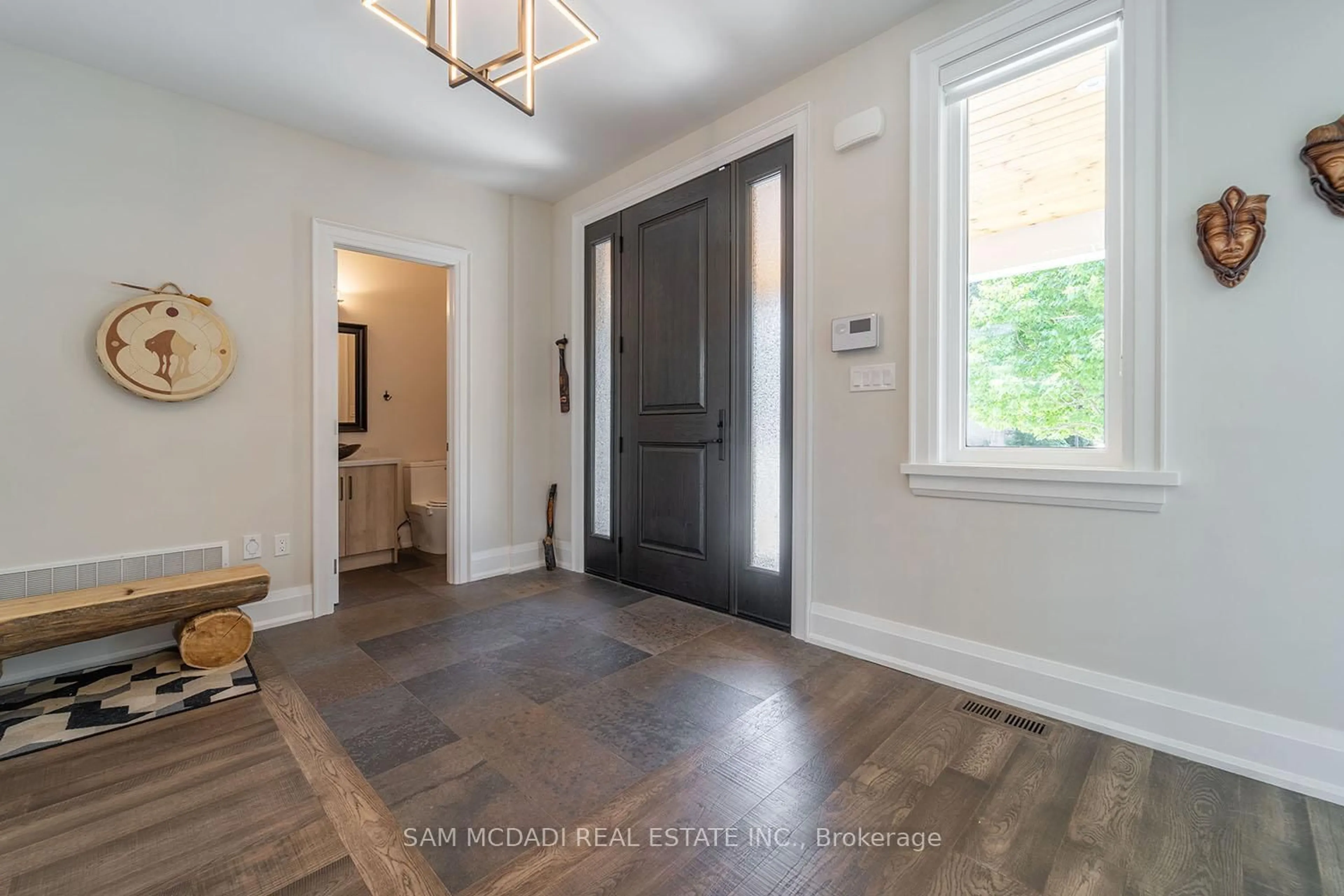 Indoor entryway for 2163 Deyncourt Dr, Burlington Ontario L7R 1W2