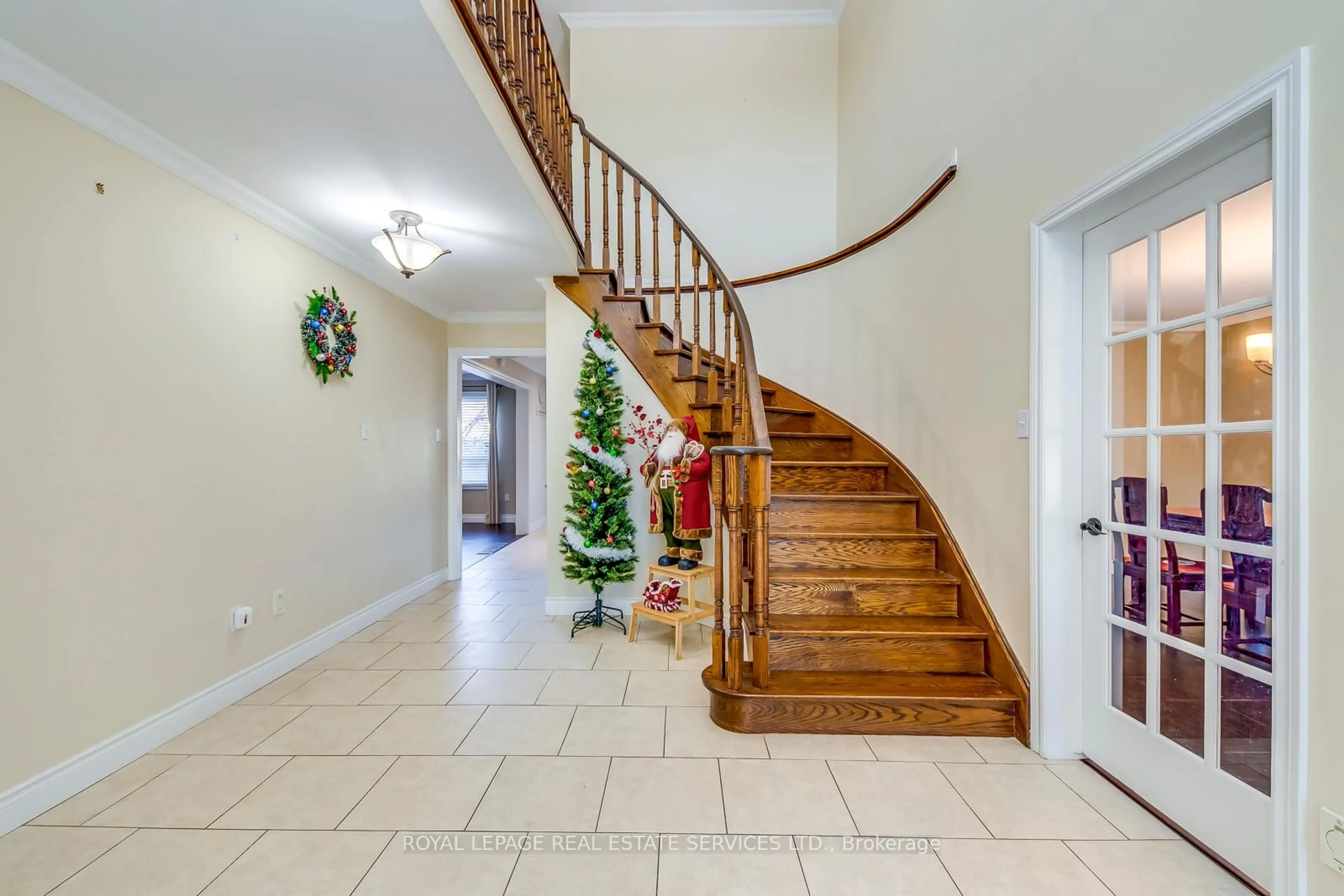 Indoor foyer for 1143 Chapelton Pl, Oakville Ontario L6M 2B1