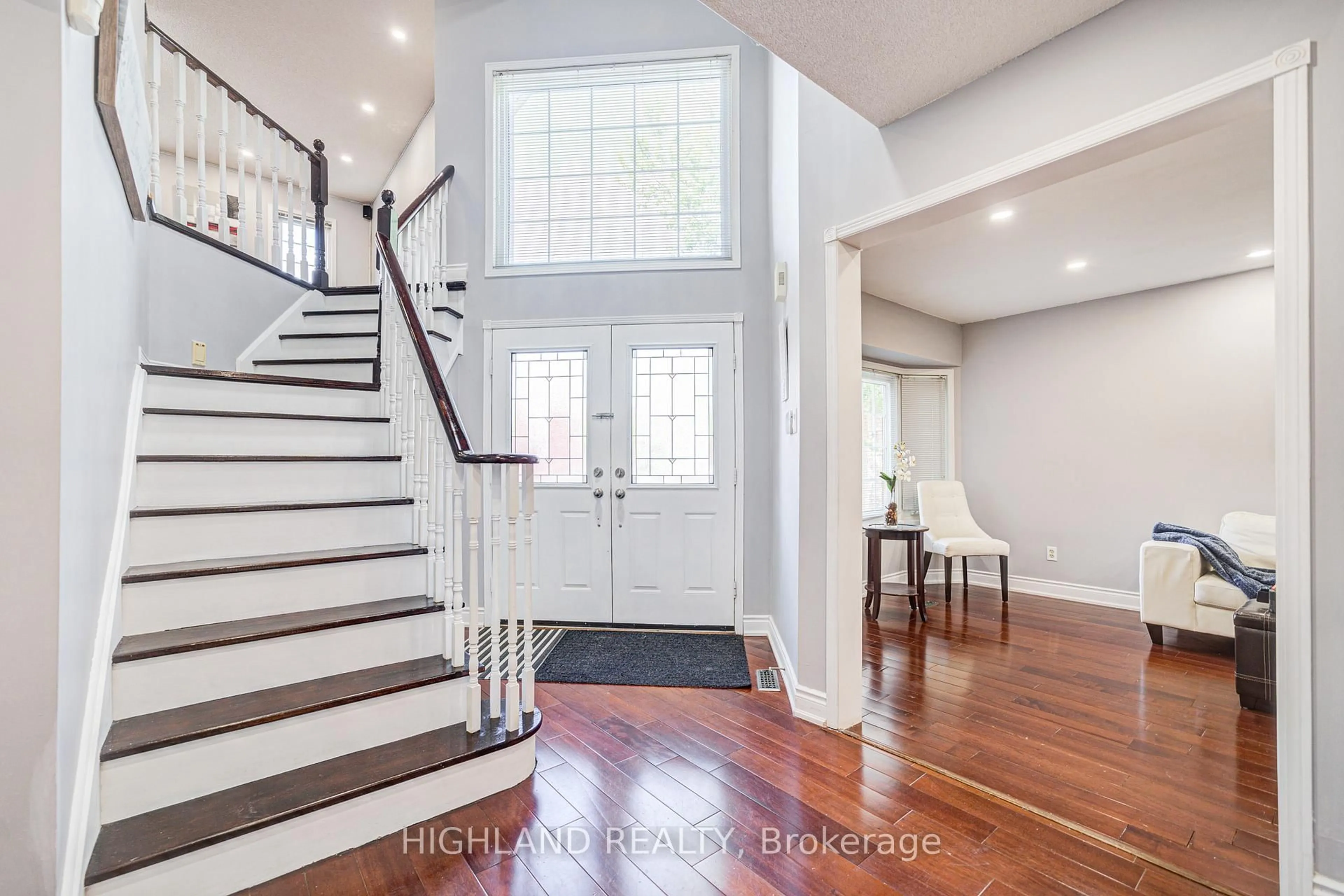 Indoor entryway for 4781 Crystal Rose Dr, Mississauga Ontario L5V 1G9
