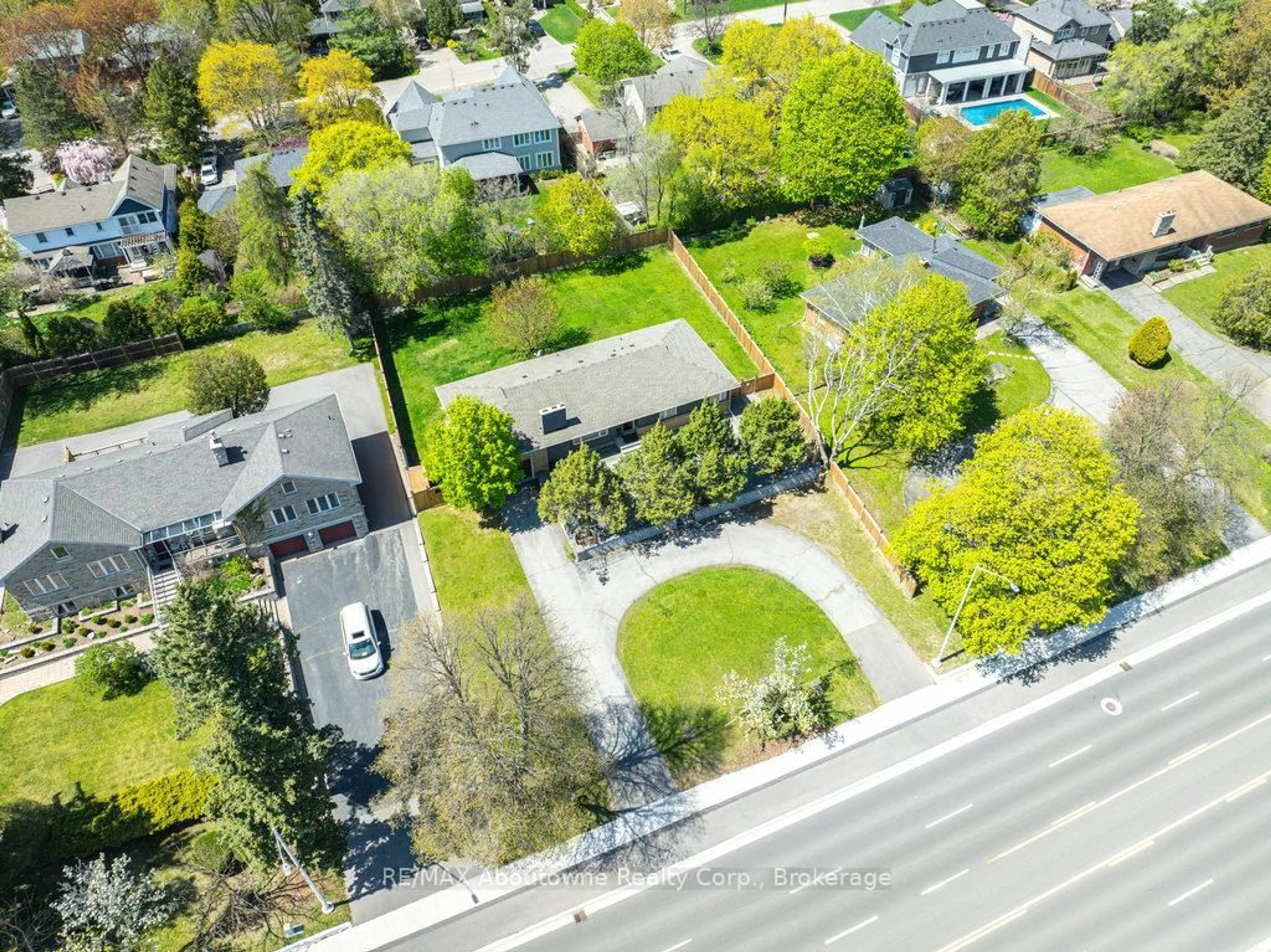 A pic from outside/outdoor area/front of a property/back of a property/a pic from drone, street for 425 Plains Rd, Burlington Ontario L7T 1G7