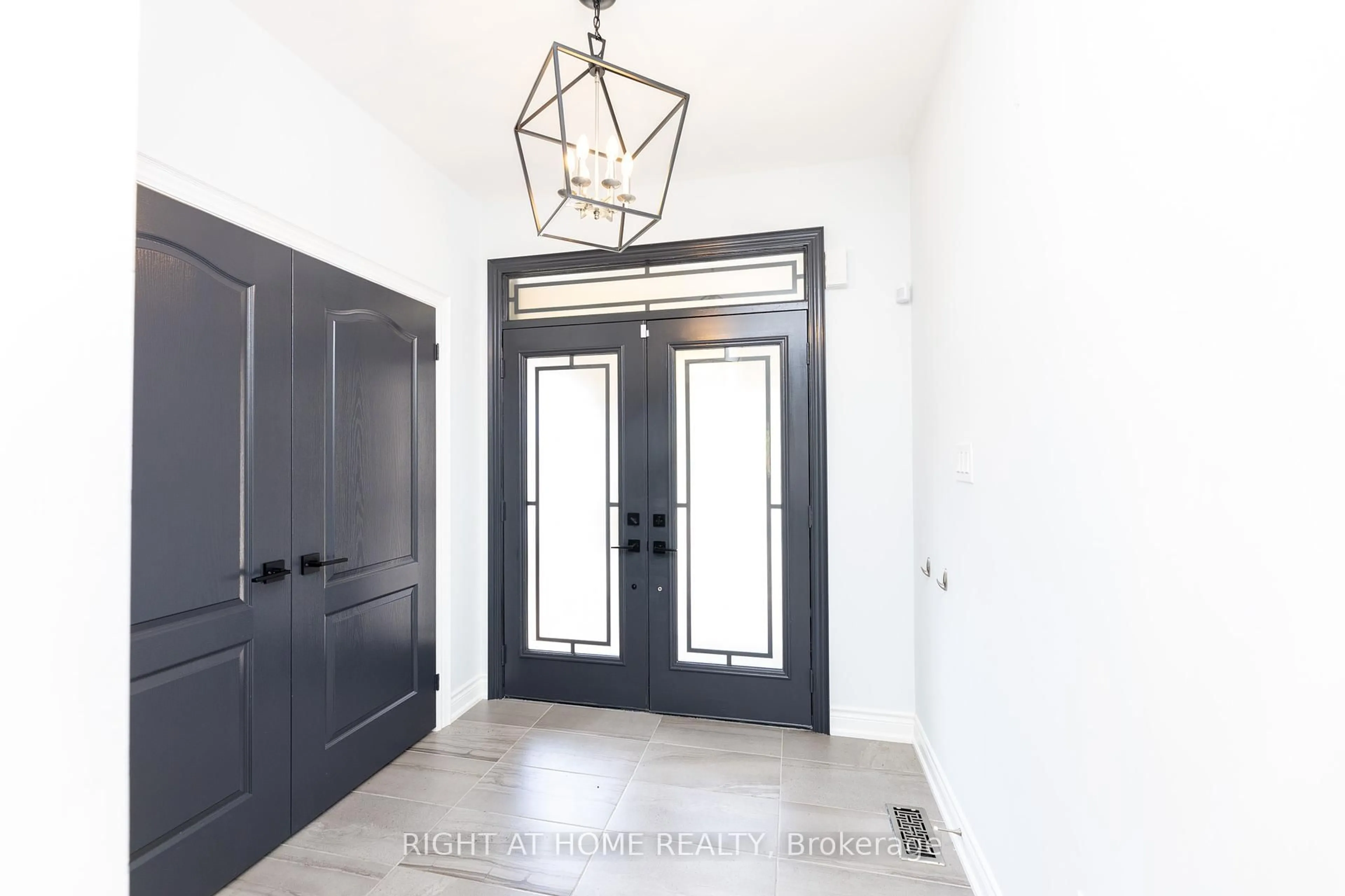 Indoor entryway for 1235 Mcphedran Pt, Milton Ontario L9E 1J8